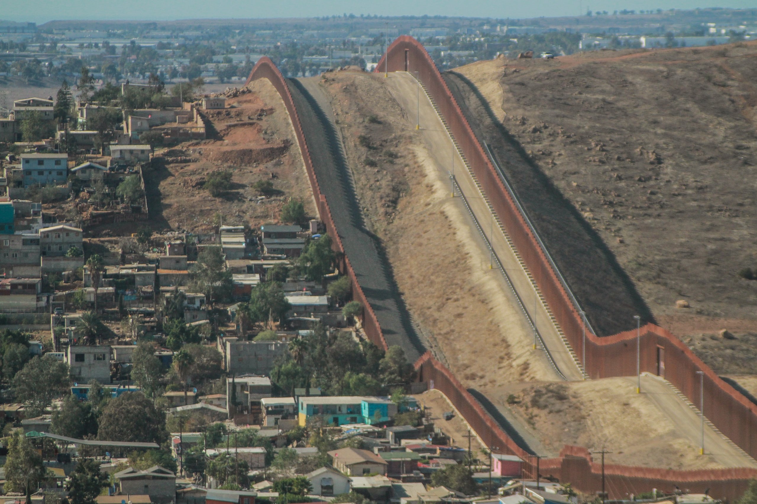 Vista de archivo del muro fronterizo estadounidense en la ciudad de Tijuana, Baja California (México). EFE/Joebeth Terriquez