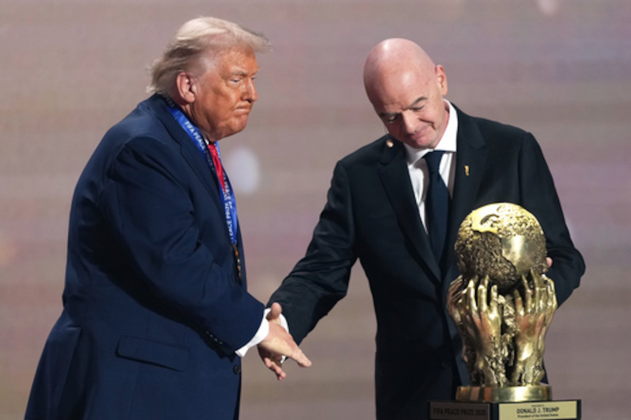 ARCHIVO - El líder de la FIFA Gianni Infantino entrega al presidente estadounidense Donald Trump un premio por la paz durante el sorteo del Mundial, el viernes 5 de diciembre de 2025 en Washington (AP Foto/Stephanie Scarbrough, Pool, archivo)