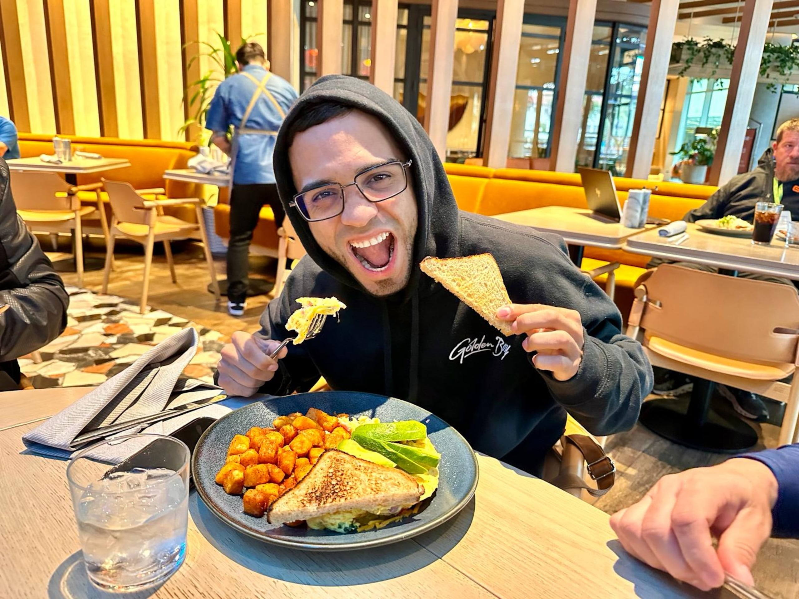 Oscar Collazo saborea un desayuno completo en su primer día en Phoenix, Arizona.