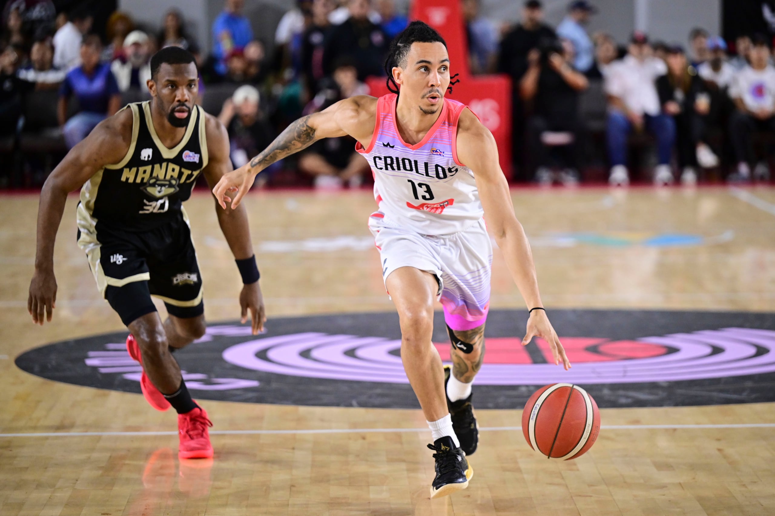 Travis Trice, de los Criollos de Caguas, maneja el balón durante el tercer juego de la serie final del BSN.