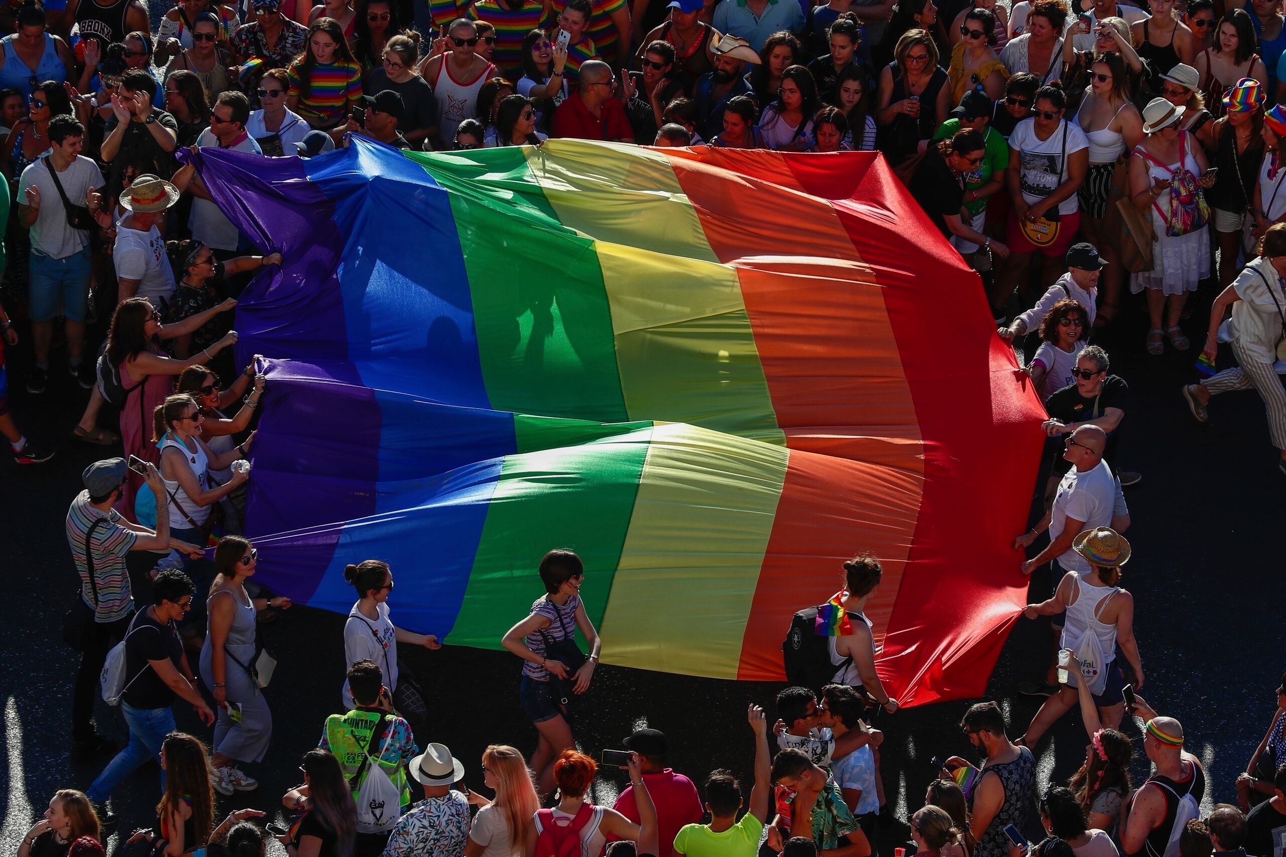 La bandera fue creada en 1978, en Estados Unidos, y ha sido izada en eventos como protestas, desfiles y por supuesto, en junio, mes mundial del orgullo gay.