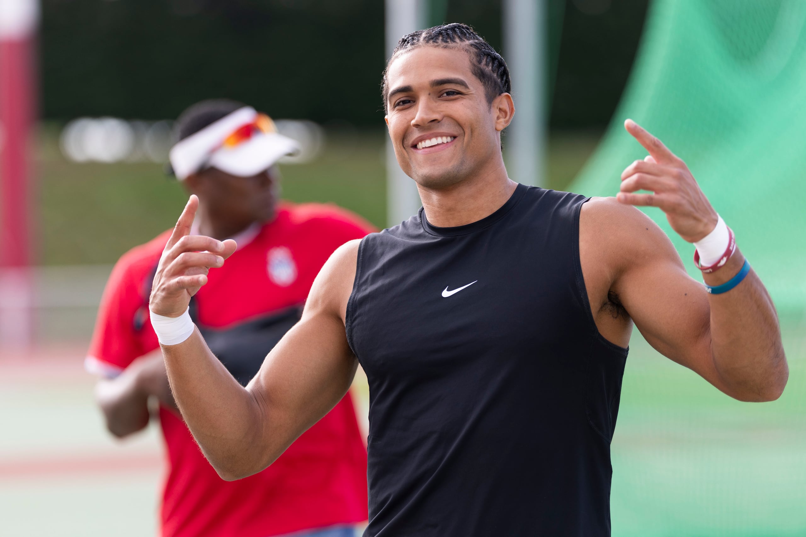 Ayden Owens Delerme sonríe mientras regala esta imagen al fotoperiodista de Primera Hora, Xavier Araujo, durante una de sus sesiones de entrenamiento en Dijon, Francia.