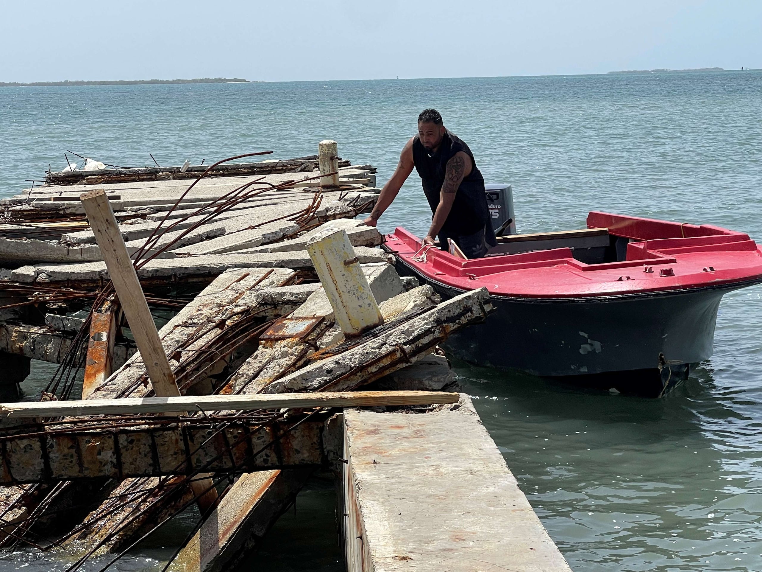 Imagen del destruido muelle El Boquete, en Peñuelas.