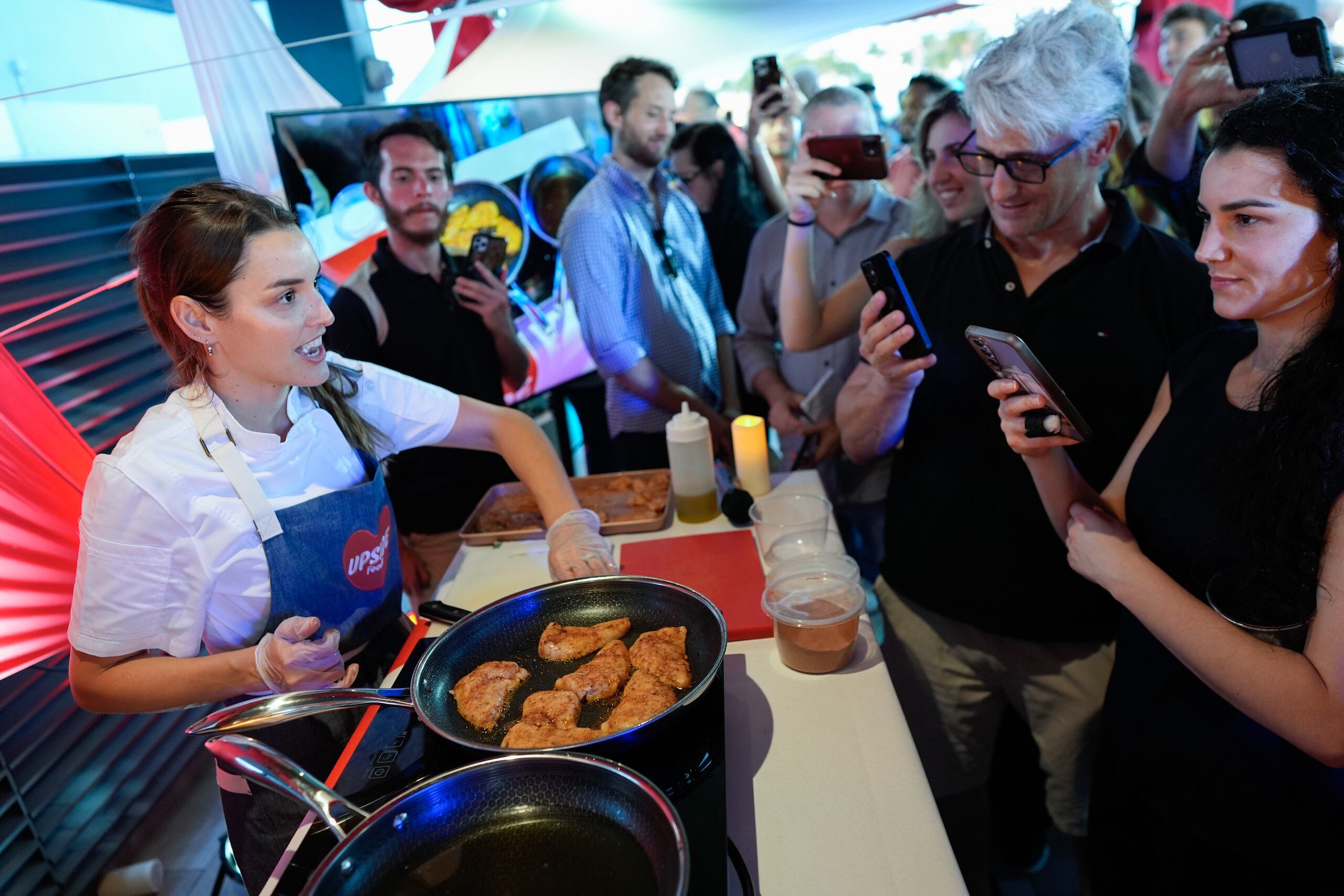 La carne cultivada se compone de células animales alimentadas con una mezcla de proteínas, vitaminas y agua, y luego formadas en nuggets, salchichas y filetes.