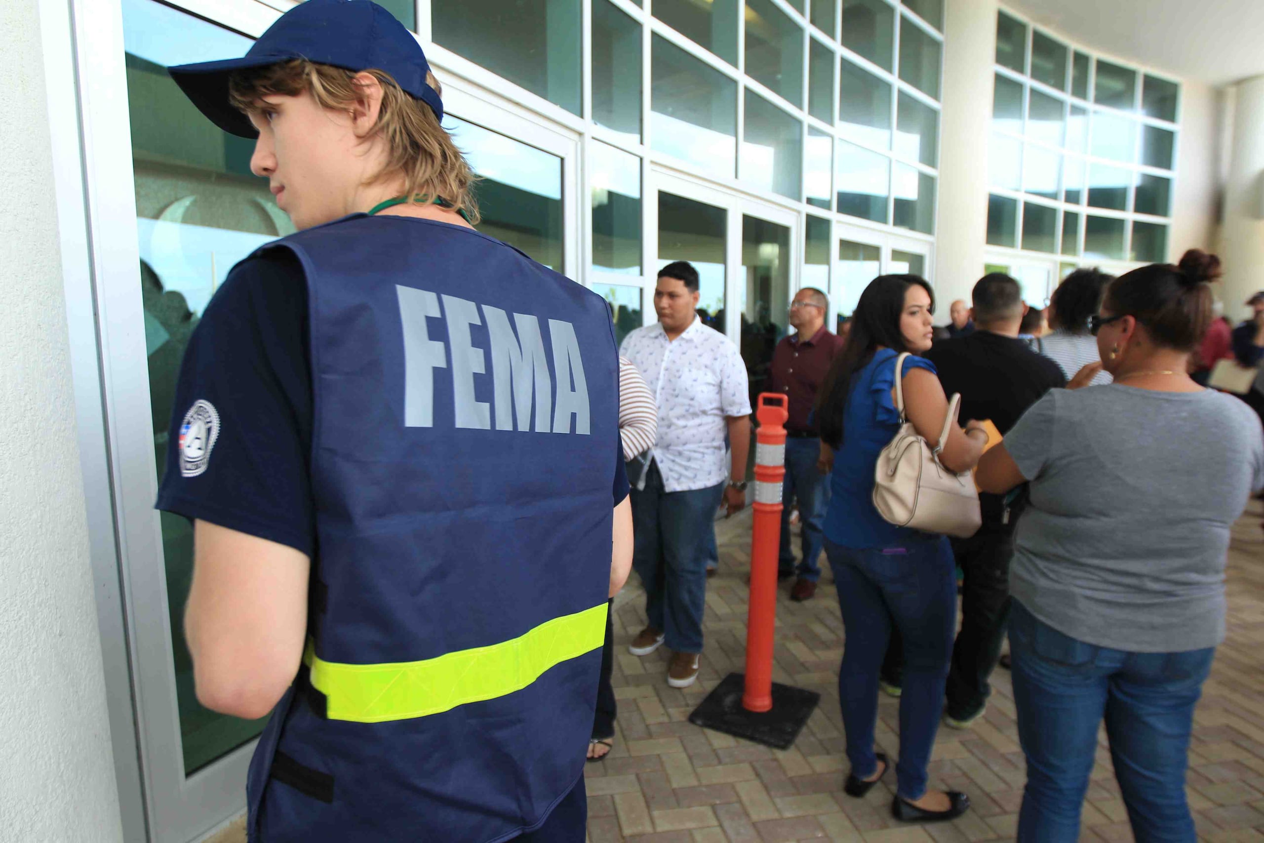 Ciudadanos esperan su turno para ser atendidos por el personal de FEMA, en Ponce. (GFR Media)