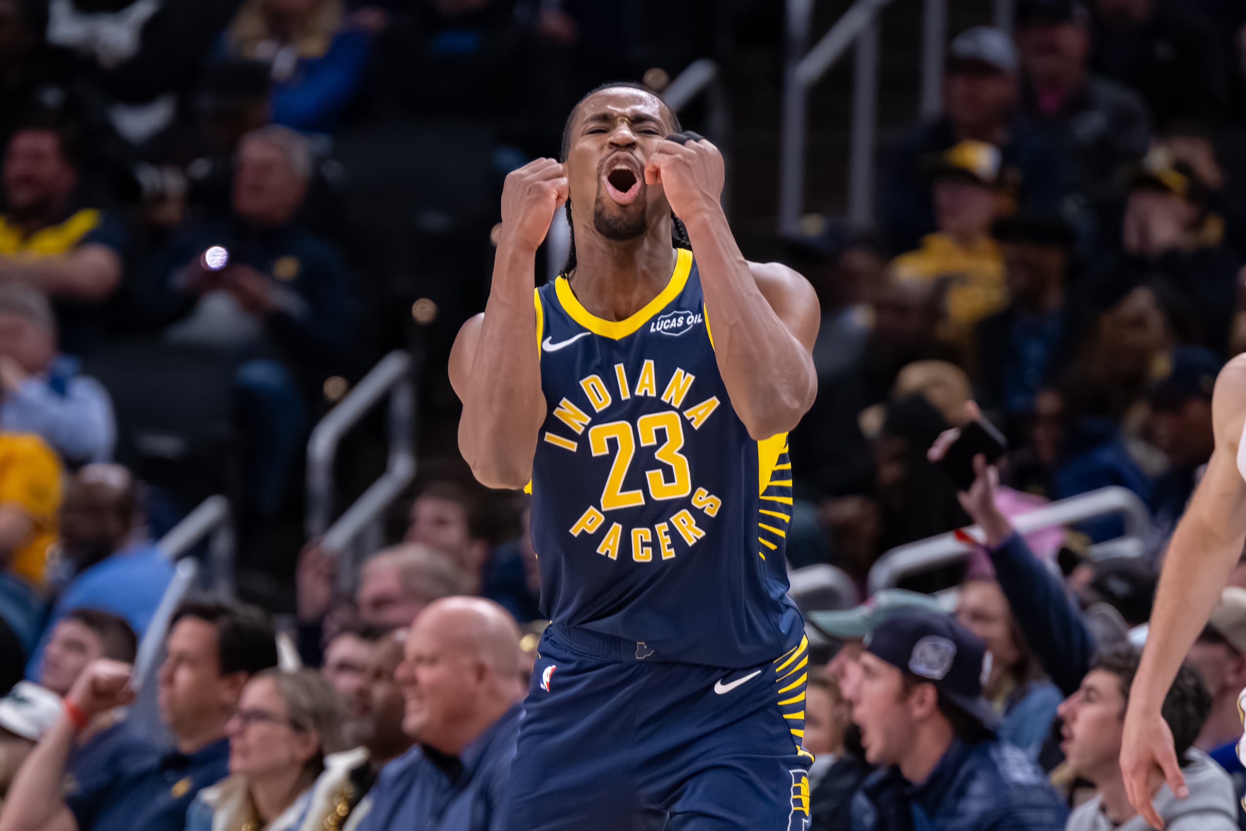 El base de los Pacers de Indiana Aaron Nesmith reacciona en el encuentro ante los Celtics de Boston el lunes 12 de enero del 2026. (AP Foto/Doug McSchooler)