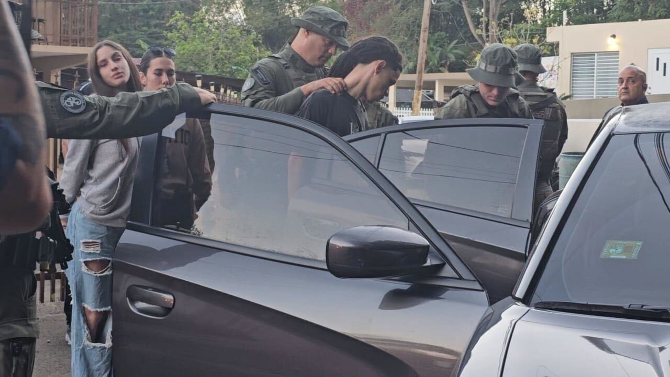 Michael Montalvo Delgado, de 25 años, fue arrestado por los agentes de la División de Inteligencia y Arrestos en compañía de una mujer, de 23 años, mediante un allanamiento en su residencia en el barrio Campanillas de Toa Baja.