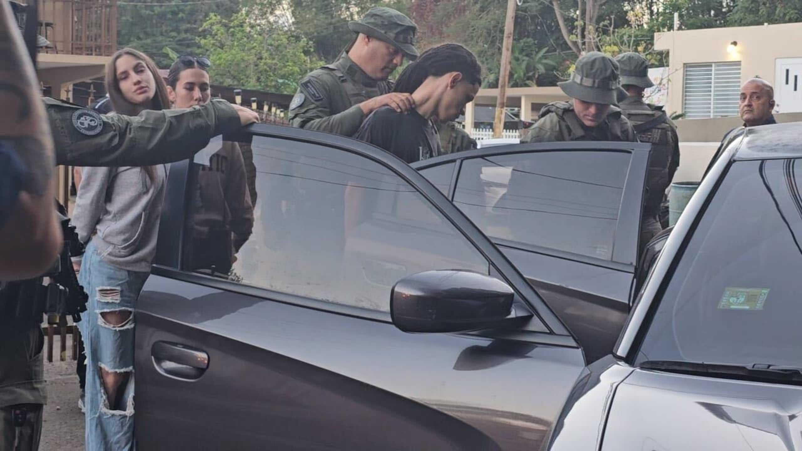 Montalvo Delgado, de 25 años, fue arrestado por los agentes de la División de Inteligencia y Arrestos en compañía de una mujer, de 23 años, mediante un allanamiento en su residencia en el barrio Campanillas de Toa Baja.