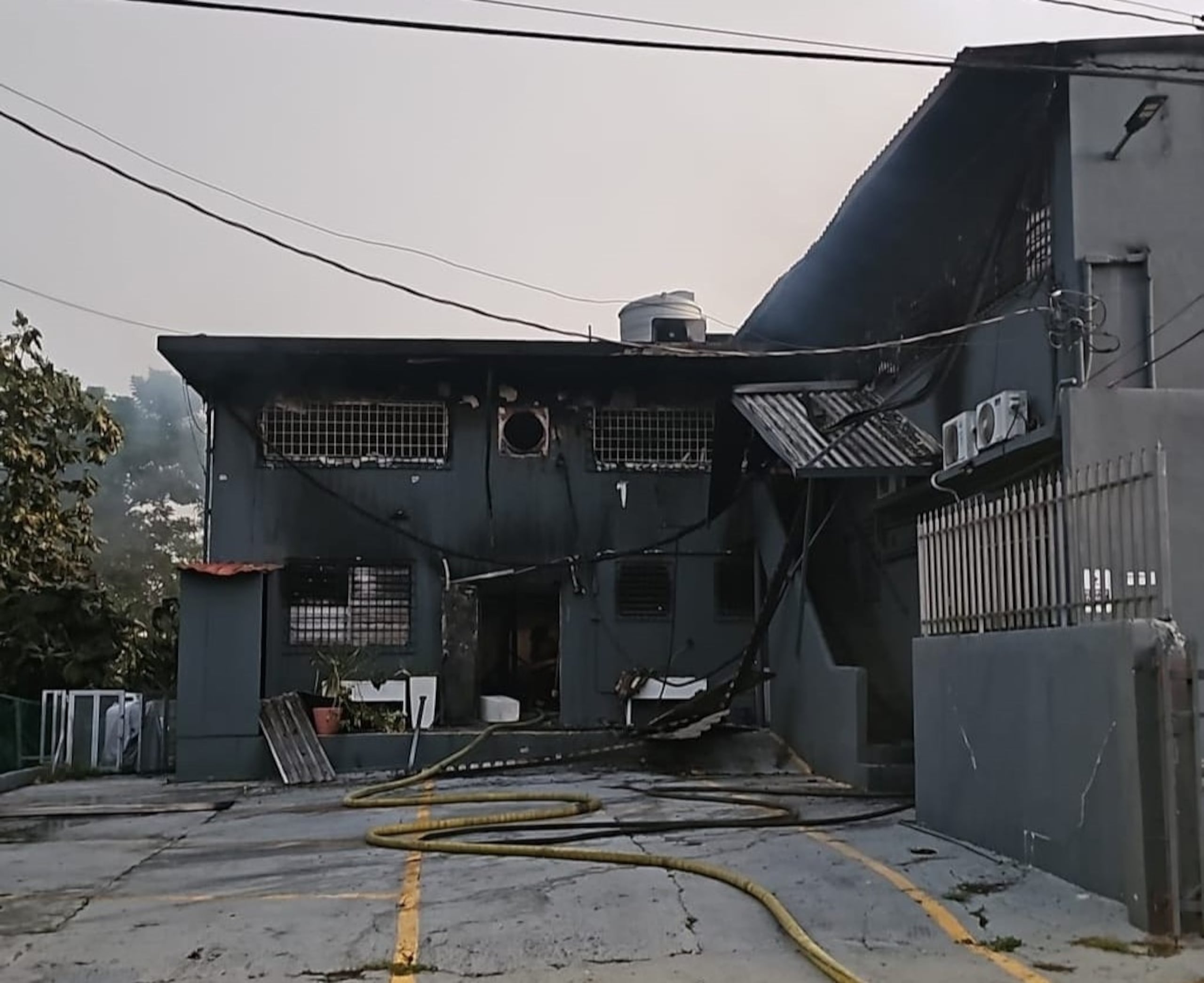 Incendio en almacén en Caguas el 4 de diciembre de 2024.