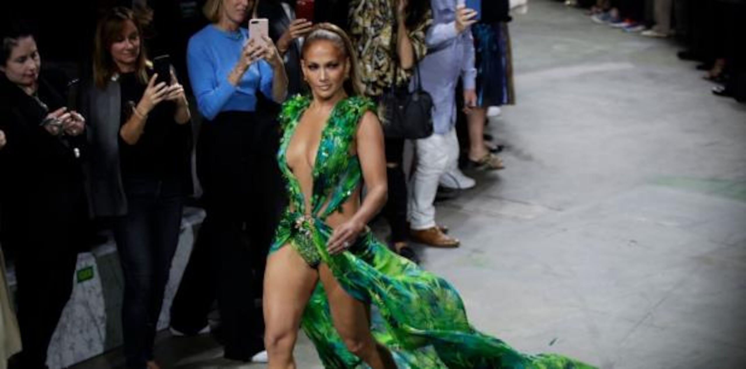 La aparición sorpresa de Jennifer López sobre la pasarela de Versace en Milán con el icónico traje verde fue uno de los momentos felices de la moda. (Archivo)