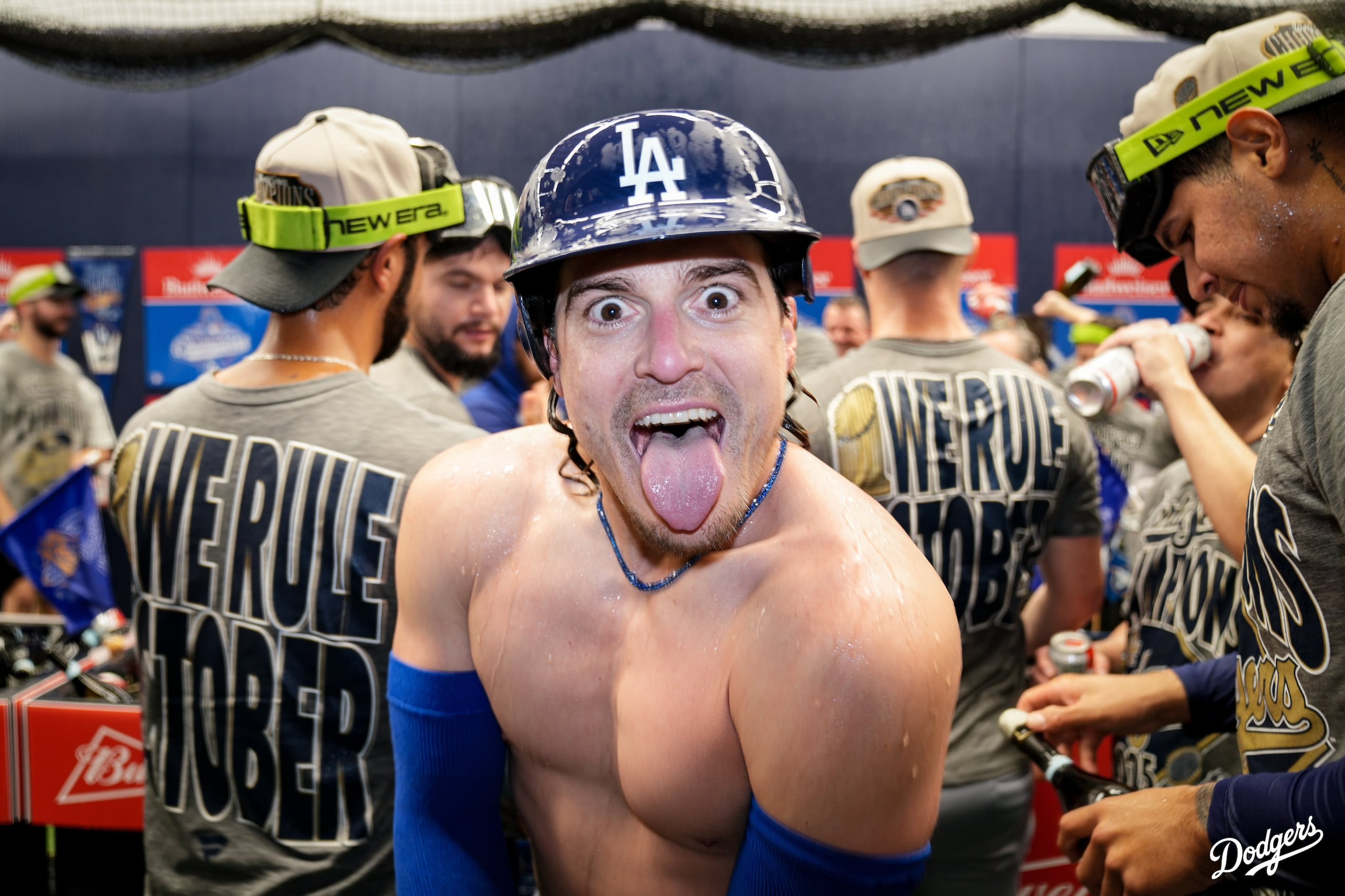 Kike Hernández celebra en el camerino su tercera Serie Mundial con la novena angelina.