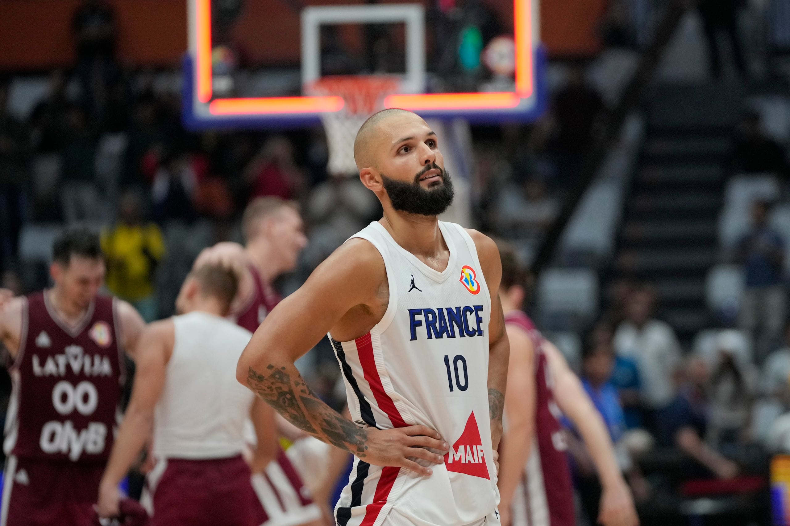 El francés Evan Fournier (10) muestra su rostro de decepción tras la derrota ante Letonia.