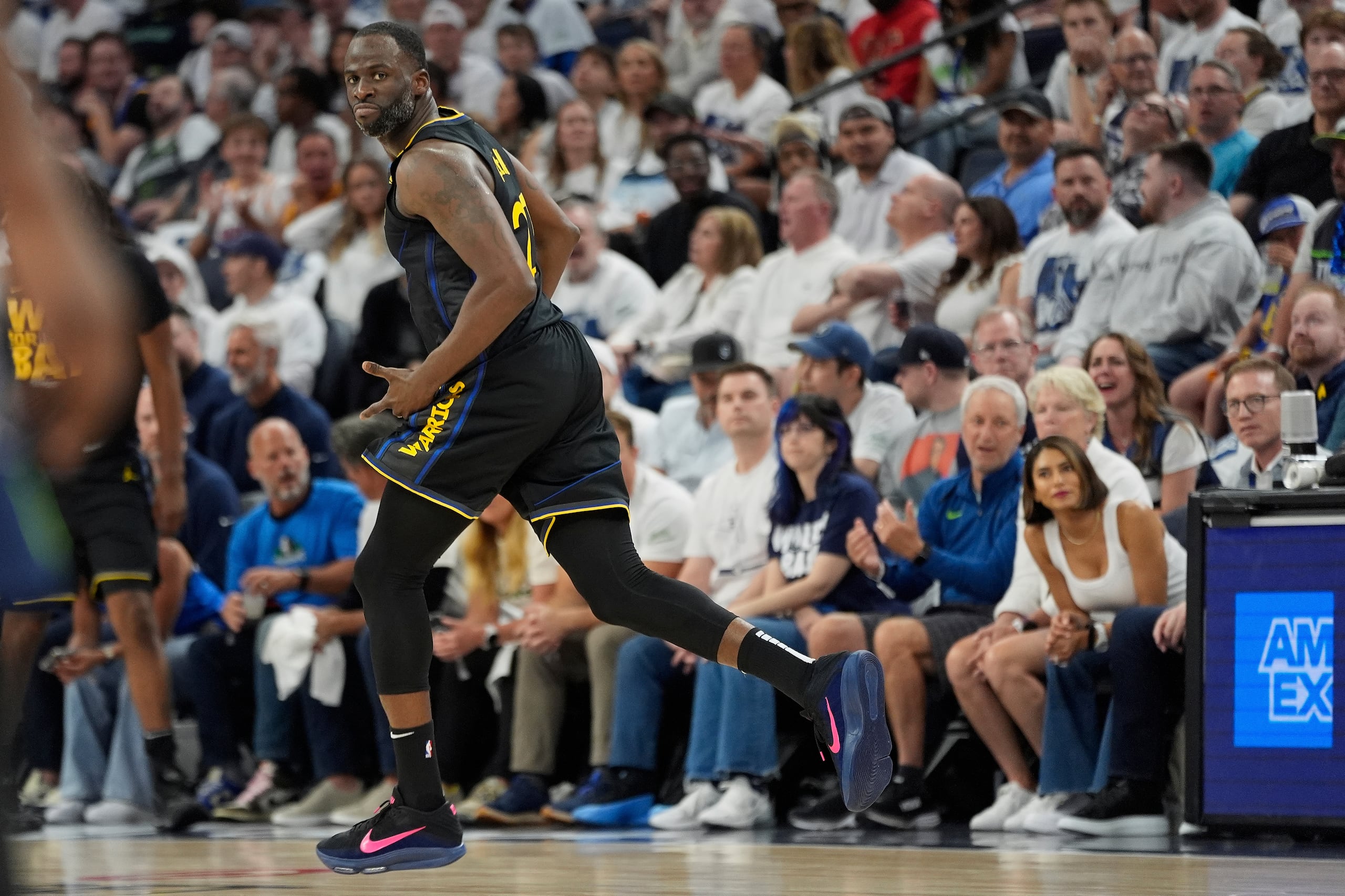 El alero de los Warriors de Golden State, Draymond Green (23), hace un gesto después de hacer un tiro de 3 puntos durante la primera mitad del Juego 1 de una serie de playoffs de segunda ronda de baloncesto de la NBA contra los Timberwolves de Minnesota, el martes 6 de mayo de 2025, en Minneapolis.