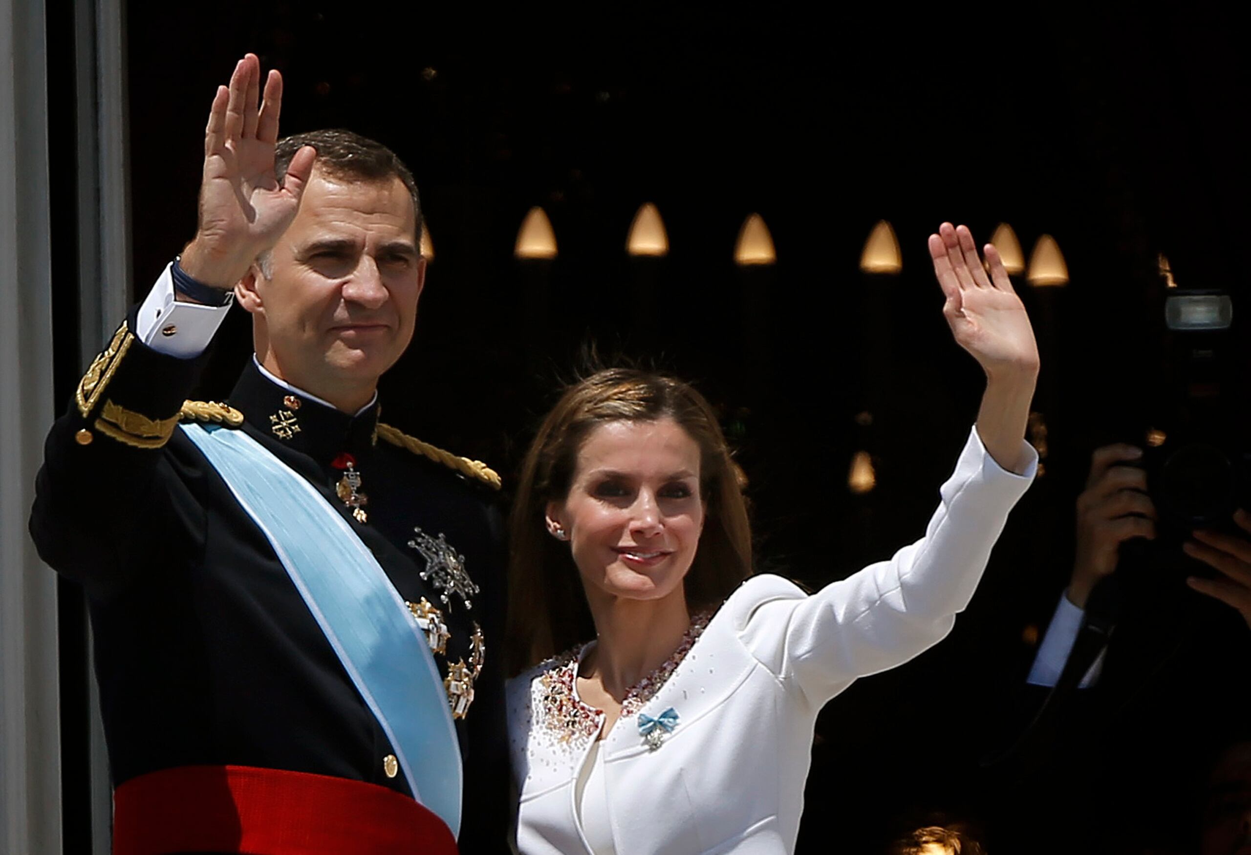 Los retratos, “no oficiales” que han tenido un coste de 137.000 euros, se han realizado con motivo del décimo aniversario del reinado de Felipe VI (19 de junio 2014), a lo que se añaden los 20 años de matrimonio (22 mayo 2004).