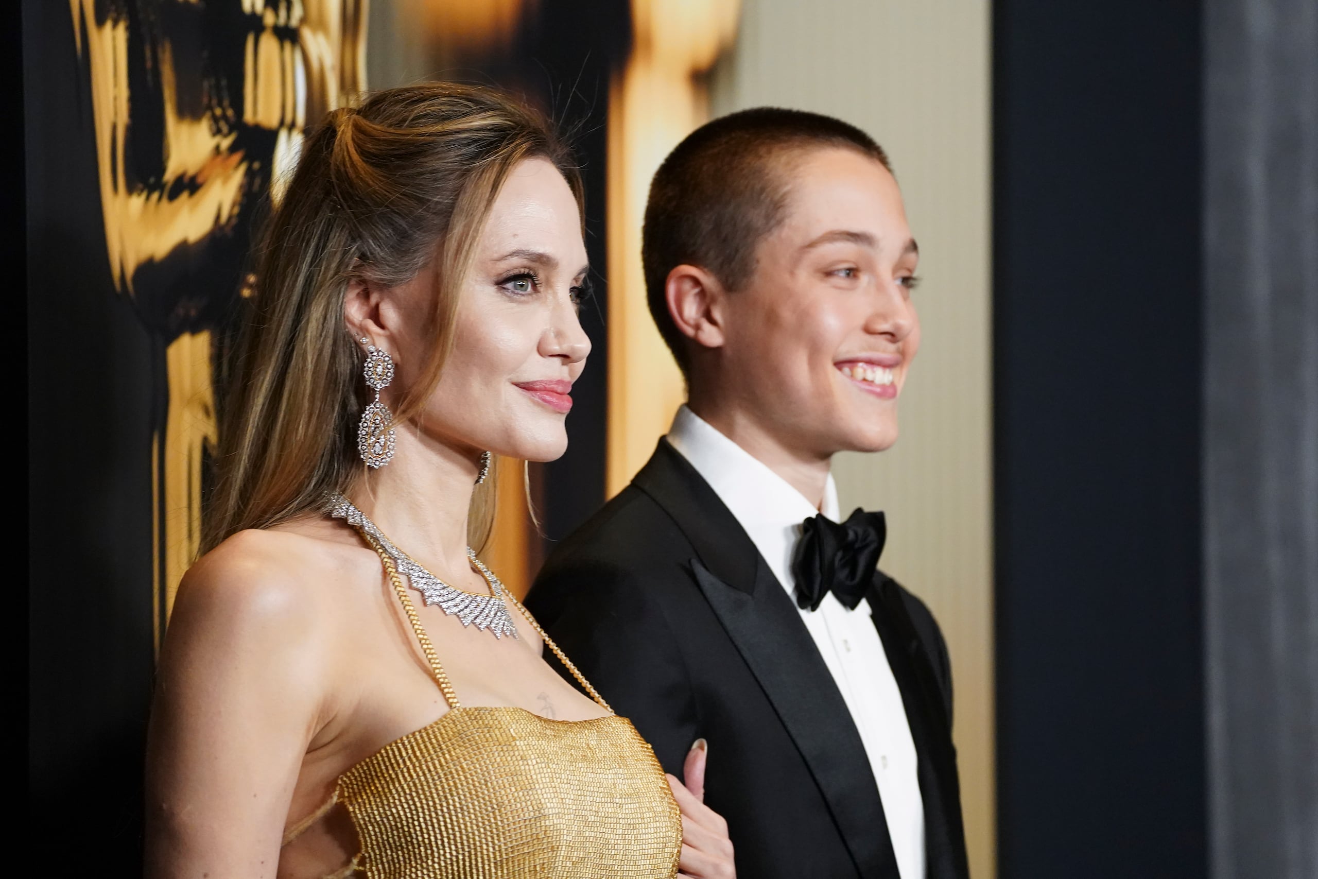 Angelina Jolie, a la izquierda, y Knox Leon Jolie-Pitt llegan a la 15.ª edición de los Premios de los Gobernadores el domingo 17 de noviembre de 2024 en el Ray Dolby Ballroom de Los Ángeles. (Foto de Jordan Strauss/Invision/AP)
