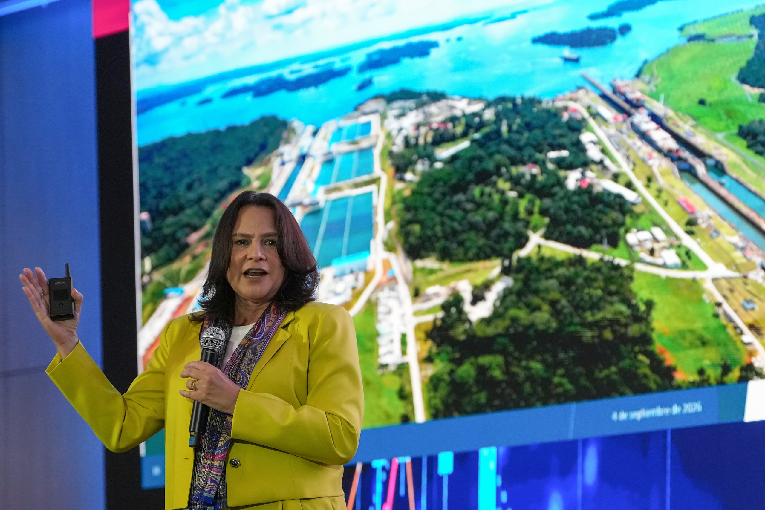 Ilya Espino de Marotta durante una cumbre financiera internacional en Ciudad de Panamá.