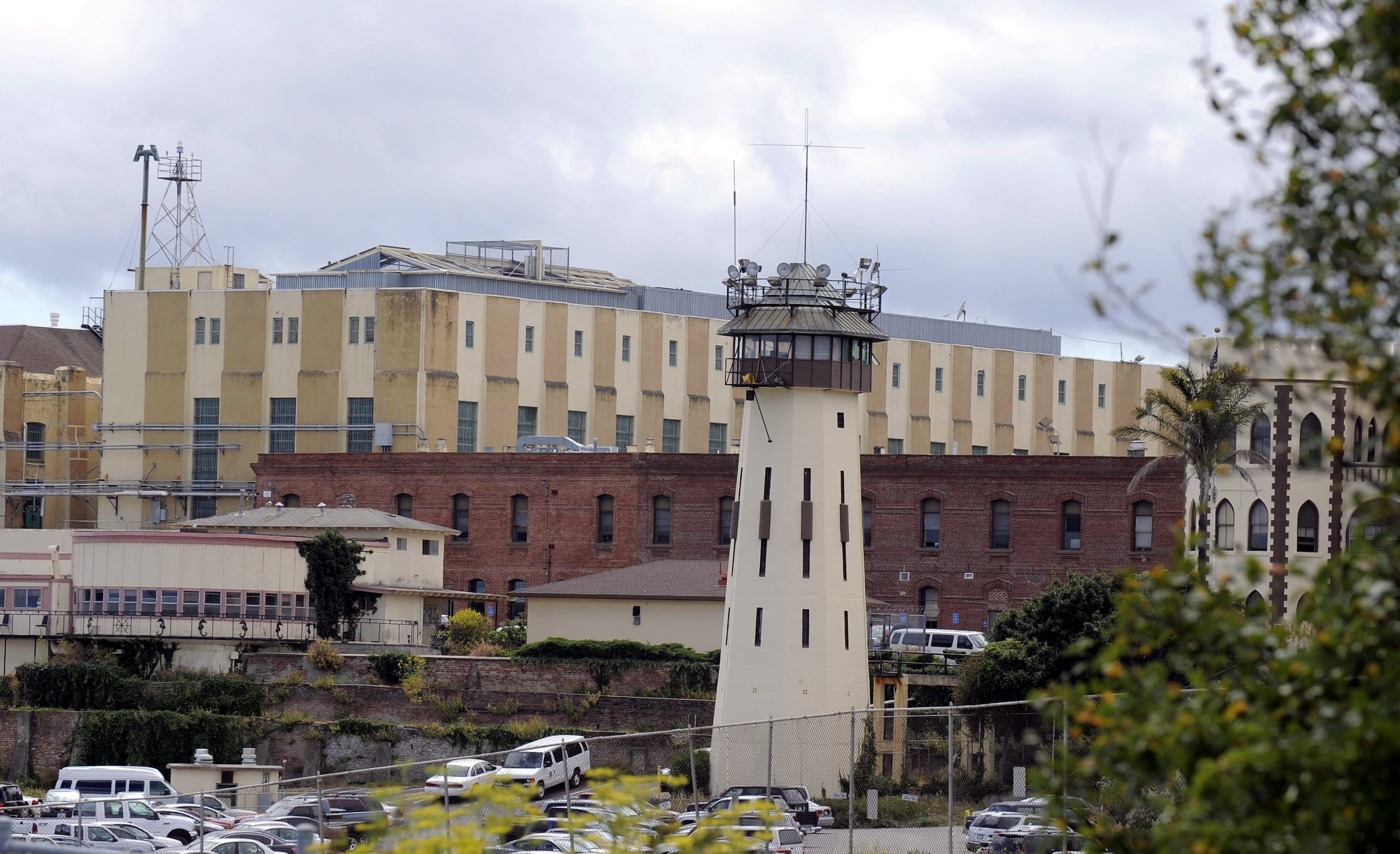 Fotografía de achivo de una vista de la torre frontal de la prisión de San Quentin, California (EEUU). EFE/Jhon G. Mabanglo