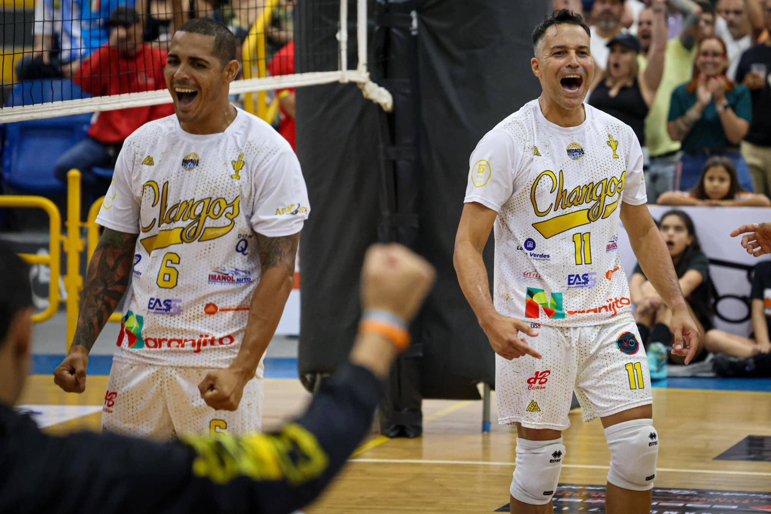 Luis Candelario y Juanmi Ruiz, de los Changos, celebran el pase.