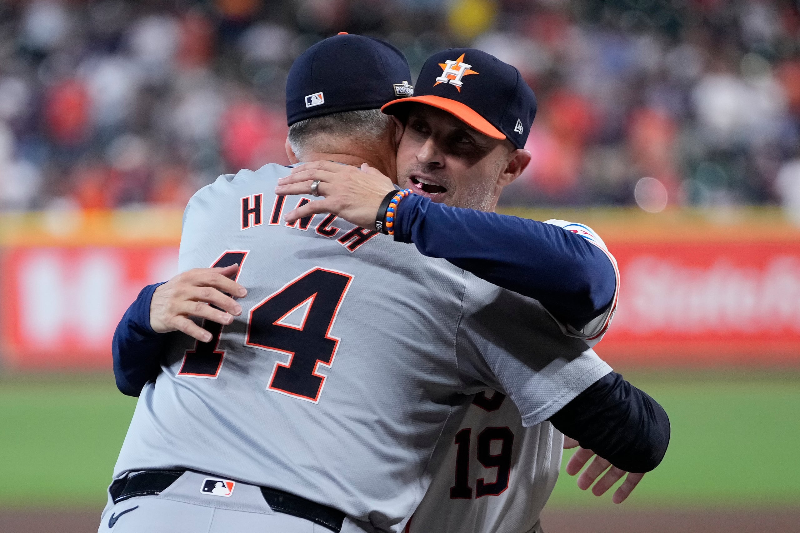 Josué Espada abraza al dirigente de los Tigers, A.J. Hinch, quien fue quien lo llevó a Houston en el 2018.