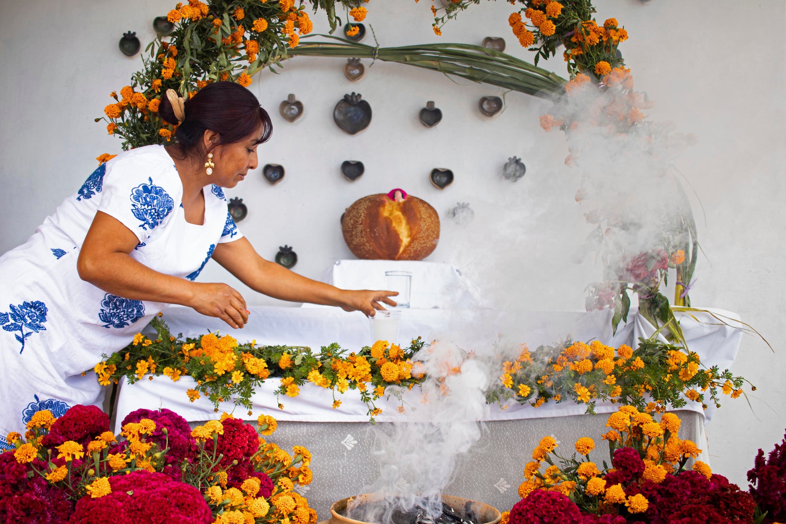 Ana Martínez prepara un altar del Día de Muertos en la terraza de su casa en Santa María Atzompa, México, el 31 de octubre de 2023.