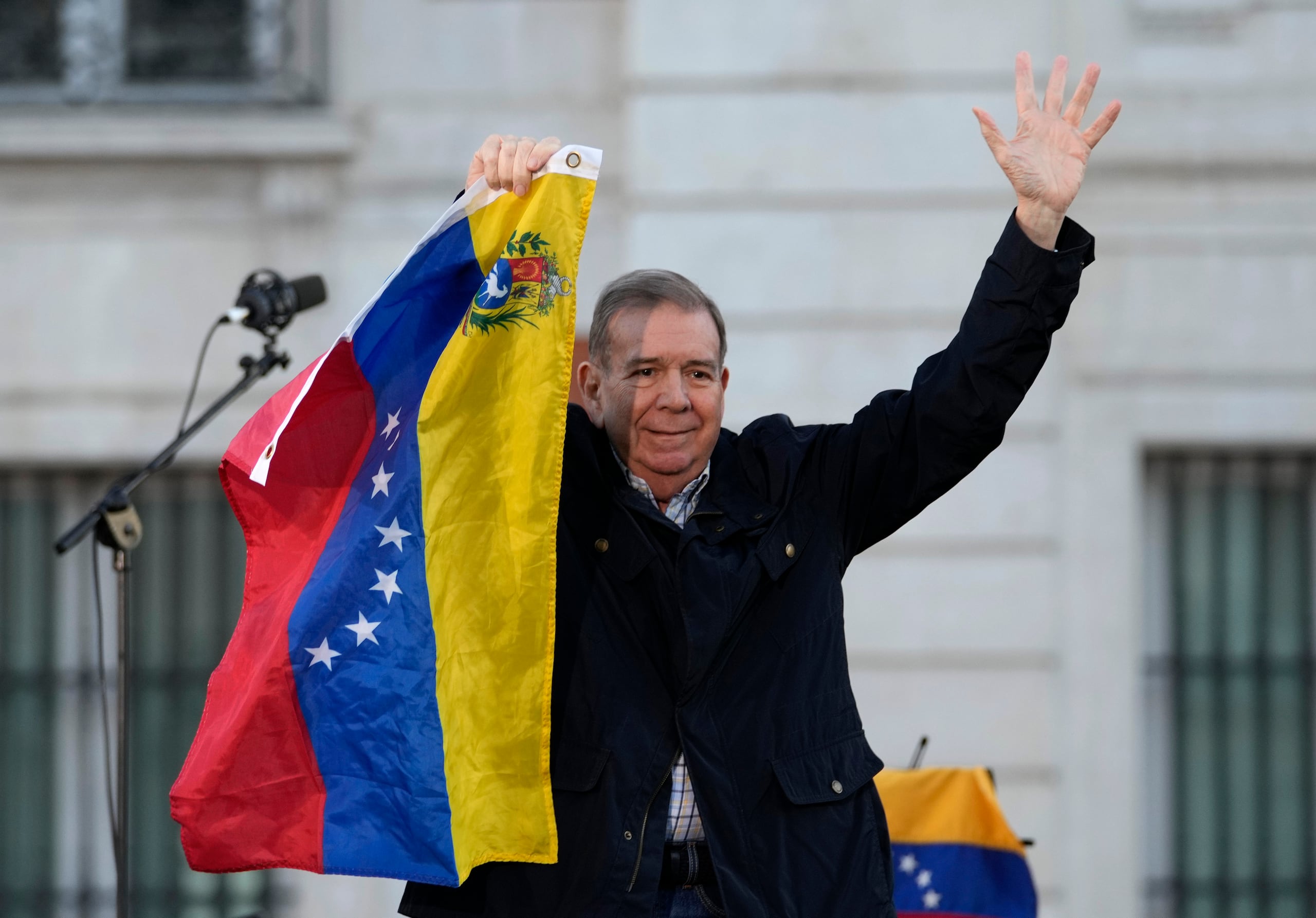 El alcalde, militante del partido opositor Primero Justicia (PJ), respaldó al abanderado de la principal coalición antichavista -la Plataforma Unitaria Democrática (PUD), Edmundo González Urrutia (en la foto), en estos comicios.