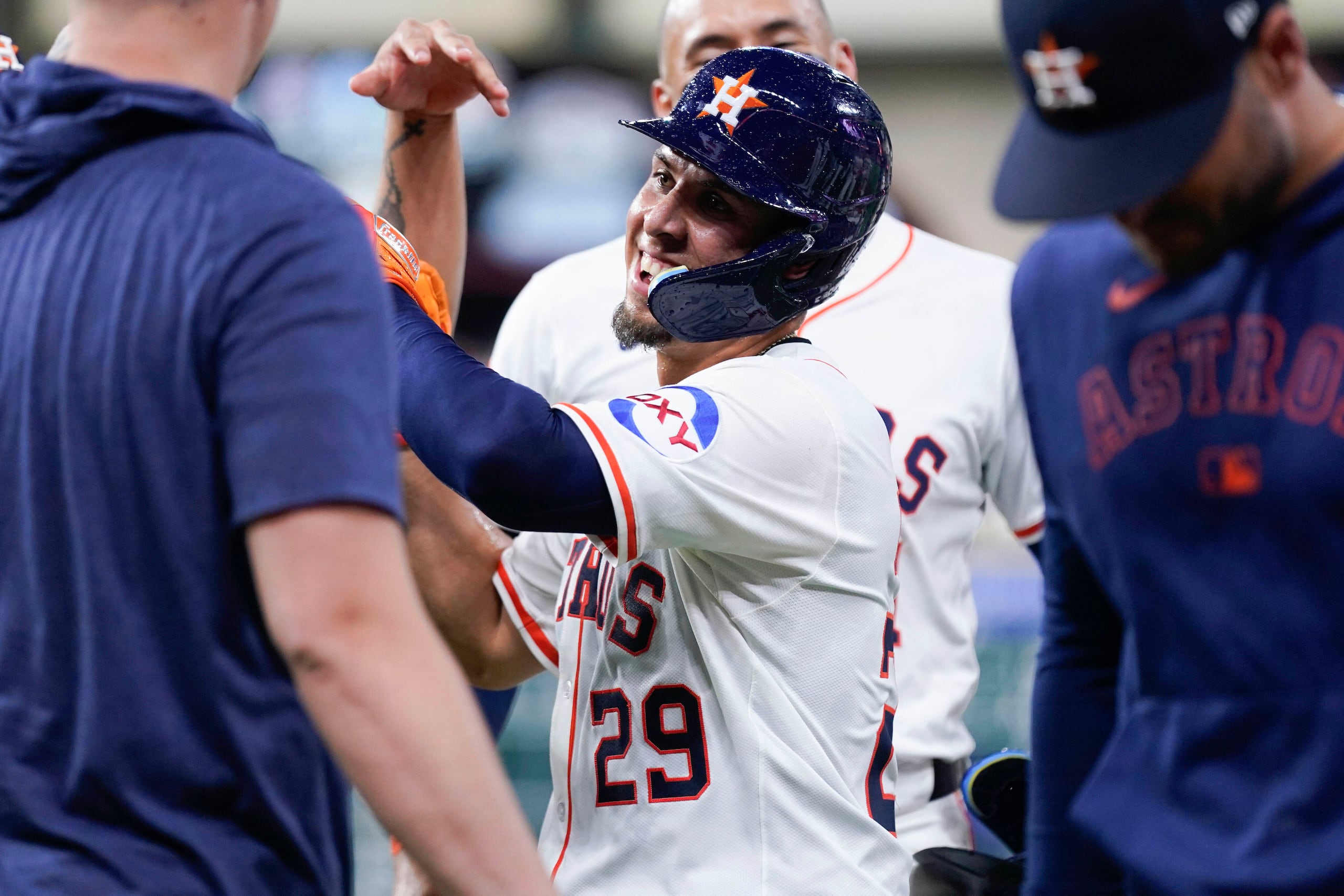 El mexicano Ramón Urías, de los Astros de Houston, festeja luego de conseguir el rodado que definió el juego ante los Orioles de Baltimore, el sábado 16 de agosto de 2025 AP Foto/Eric Christian Smith)