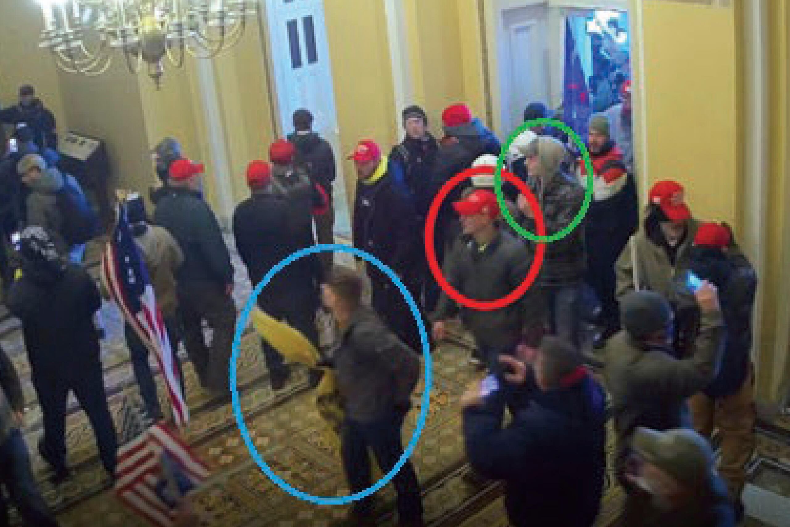 En esta imagen del video de la Policía del Capitolio de EEUU, se ve a Joshua Abate, con un círculo verde; Micah Coomer, con un círculo rojo, y Dodge Dale Hellonen, con un círculo azul, todos ellos marines en servicio participando en el asalto a la sede del Congreso el 6 de enero de 2021 en Washington. (Departamento de Justicia vía AP, Archivo)
