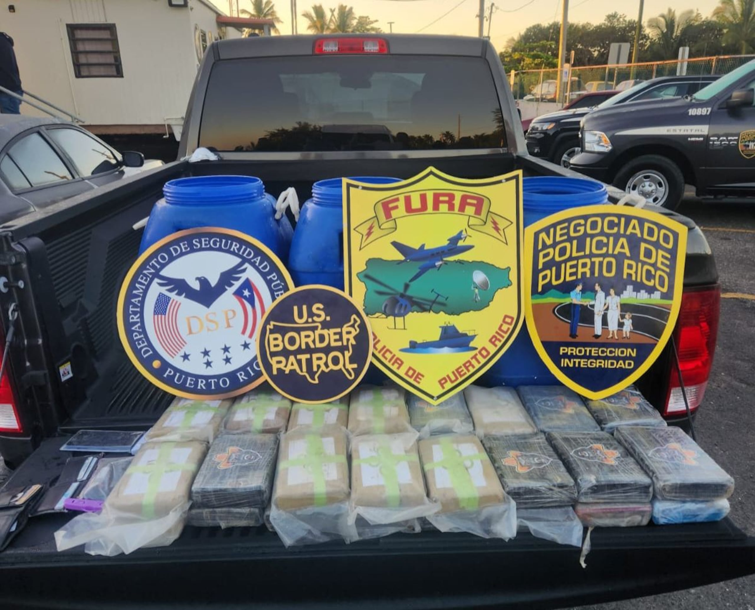 Cargamento de cocaína ocupado en una embarcación que navegaba por la costa  que bordea la  carretera PR-165, en Dorado.