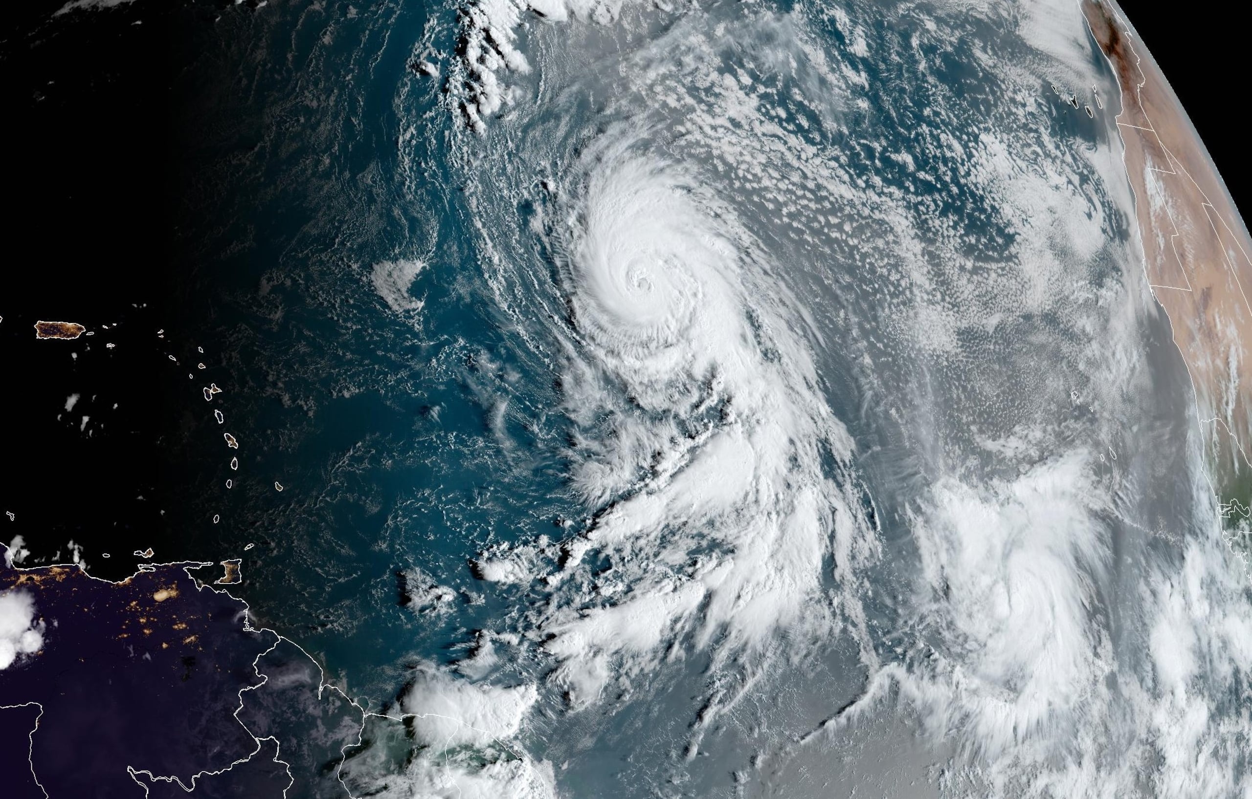 Imagen de satélite del Atlántico, en la que se observan el huracán Kirk y la tormenta tropical Leslie en la mañana del 3 de octubre de 2024.