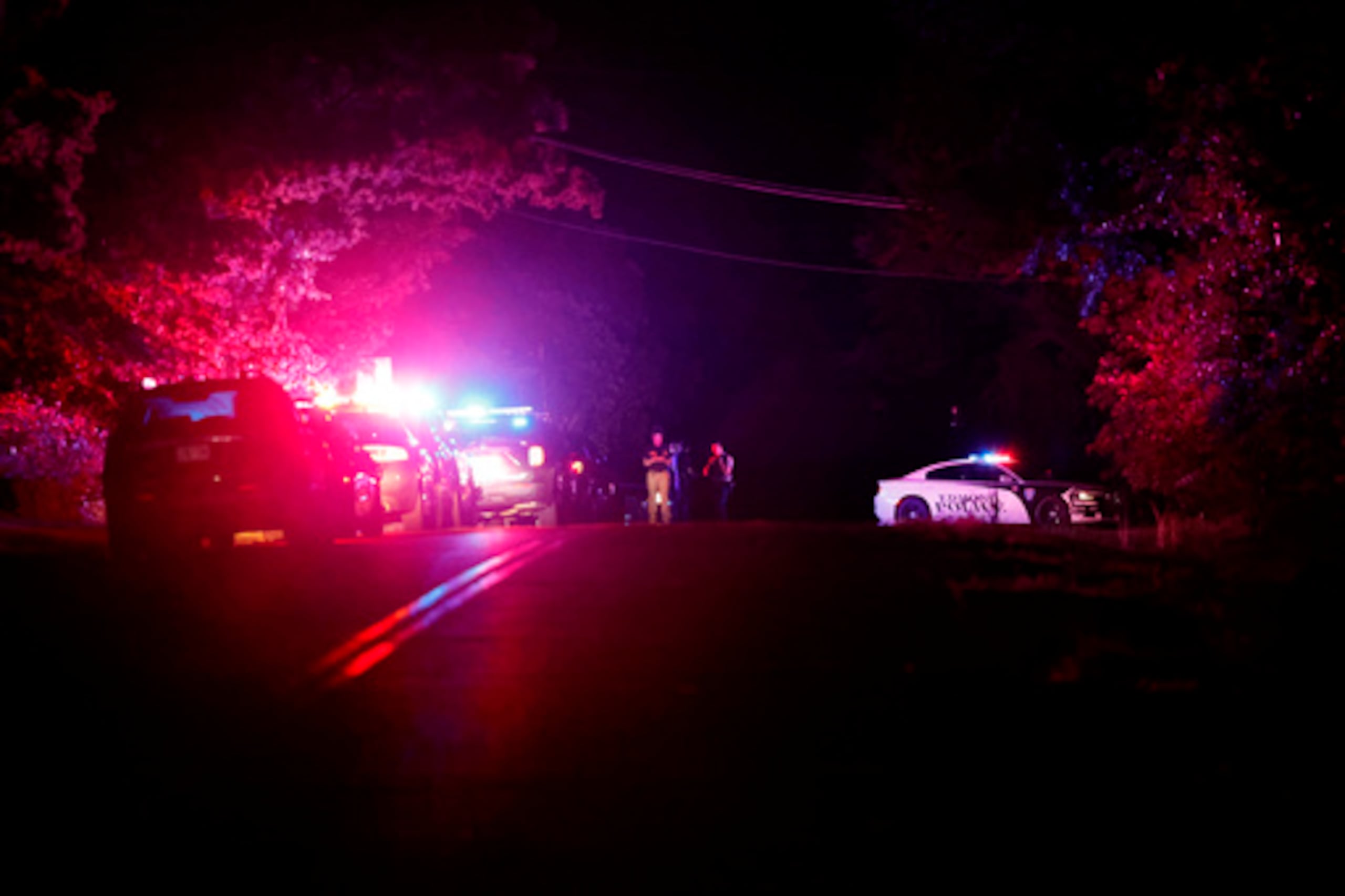 Policías cortan una zona cerca del S. Air Depot boulevard en Edmond, Oklahoma, tras un tiroteo en una zona de acampada en Lake Arcadia, el 3 de mayo de 2026.
