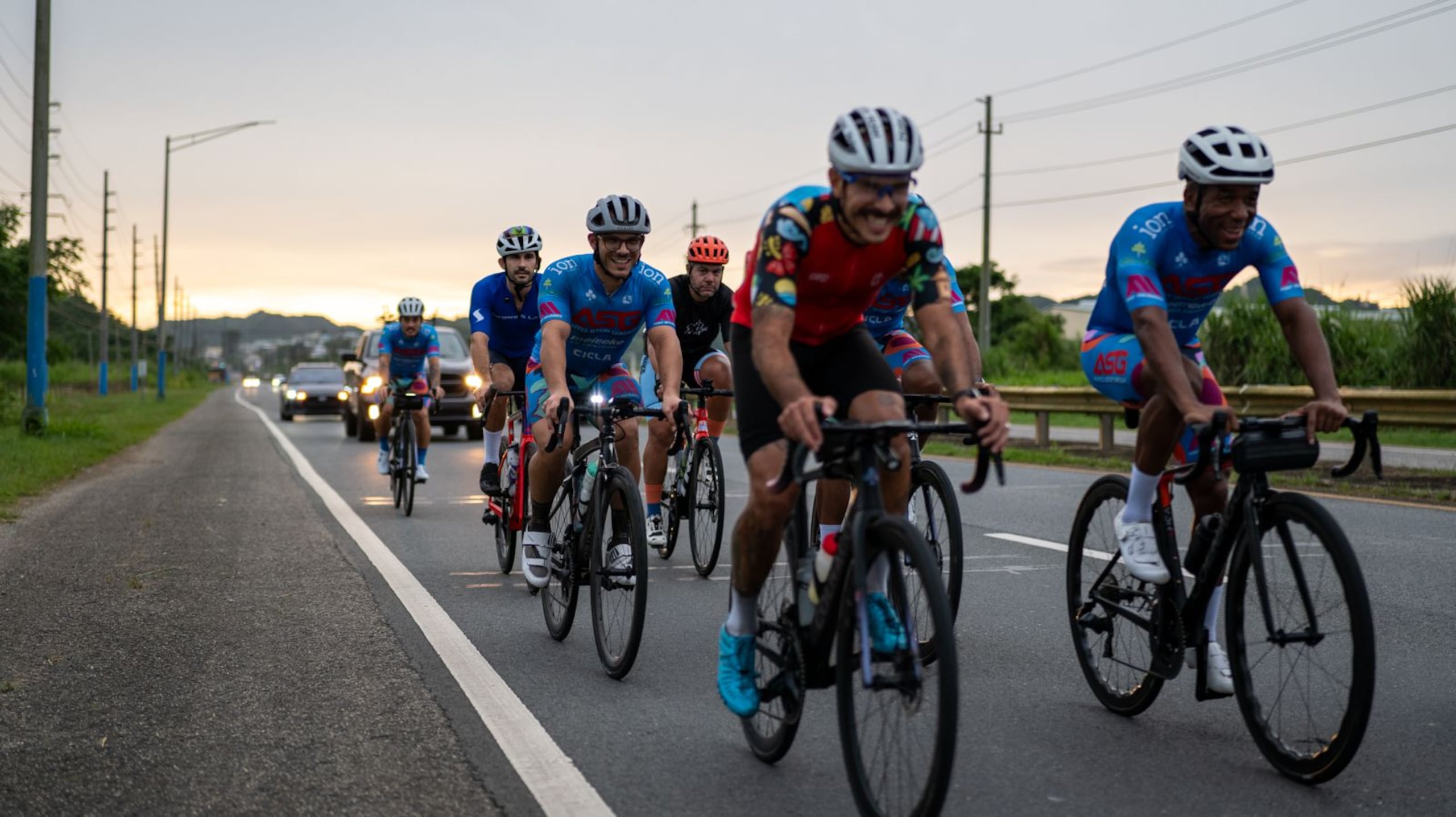 Recibieron el apoyo de otros ciclistas, quienes les acompañaron.
