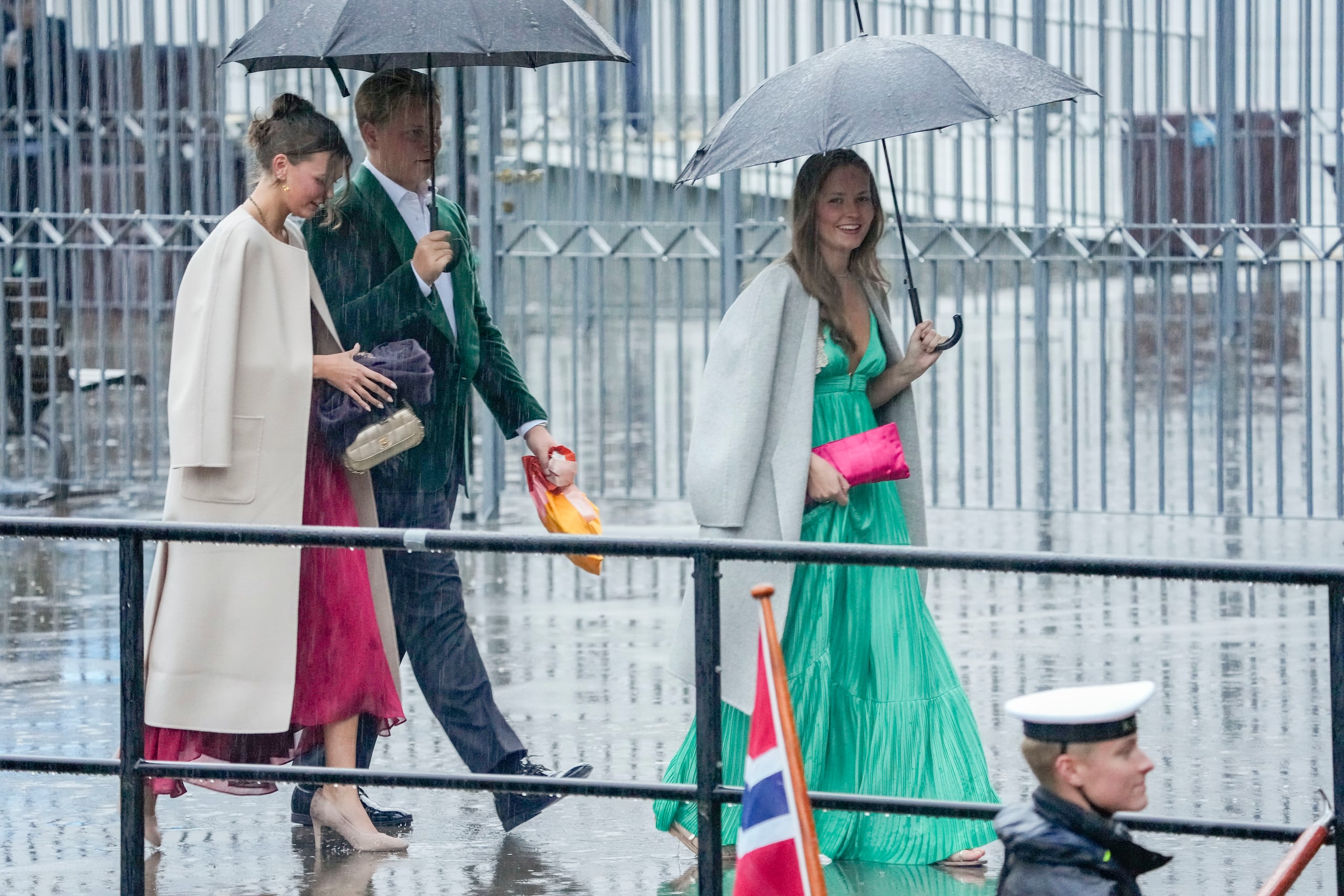 La princesa Ingrid Alexandra, el principe Sverre Magnus y Amalie Giæver MacLeod. (Cornelius Poppe/NTB Scanpix via AP)