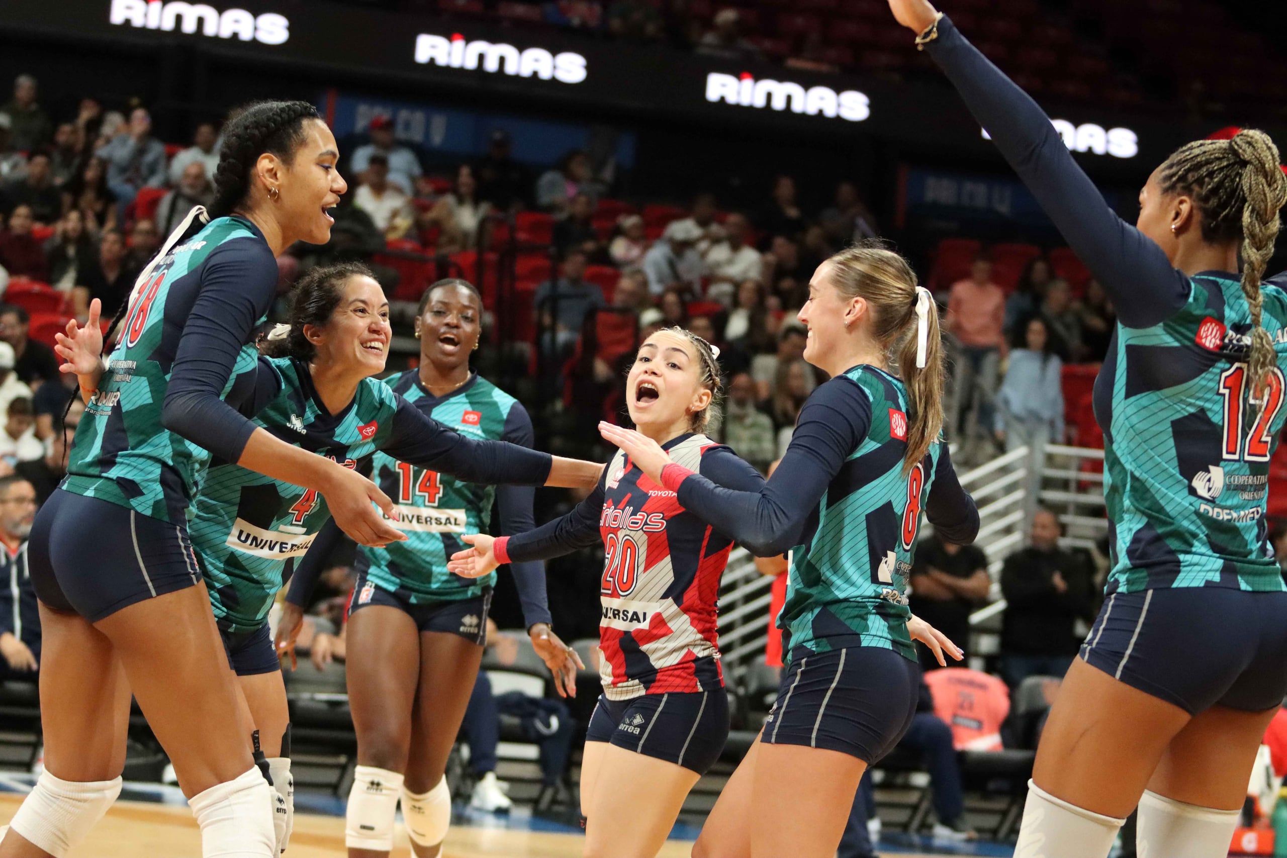 Las Criollas de Caguas festeja tras anotar un punto ante las Cangrejeras de Santurce en el cuarto juego de la final del Voleibol Superior Femenino.