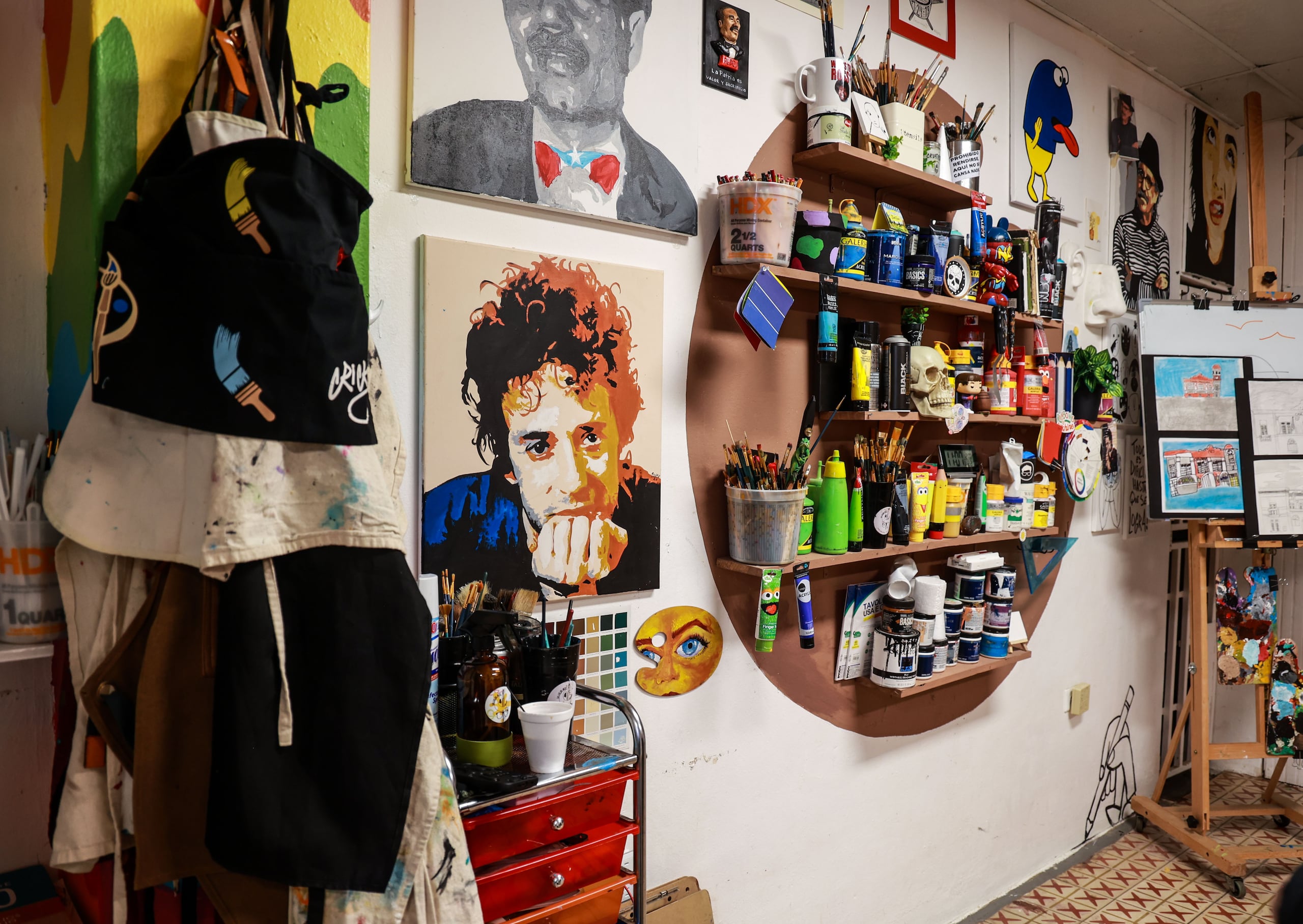 Coloridos rostros de artistas y figuras históricas, caricaturas, paisajes y estampas, son el producto realizado en el taller Cuatro Lunas, en Comerío.