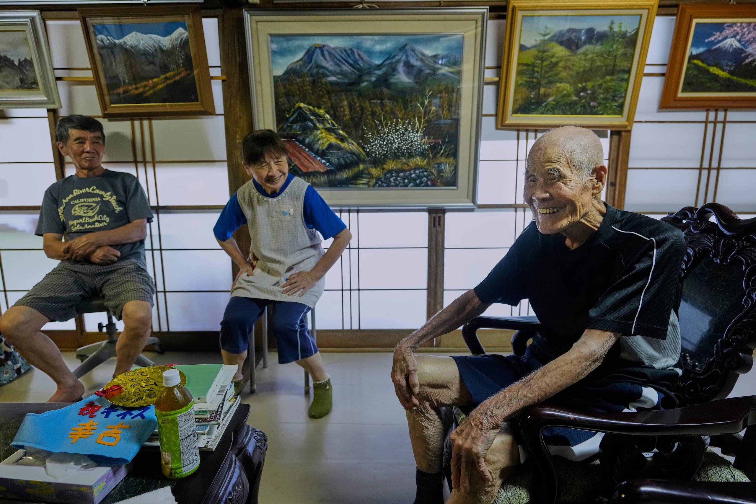 “Estoy impresionado de haber escalado tan bien”, apuntó comunicándose con la ayuda de su hija Yukiko, de 75 años, quien repetía las preguntas en el oído de su padre porque tiene problemas de audición.