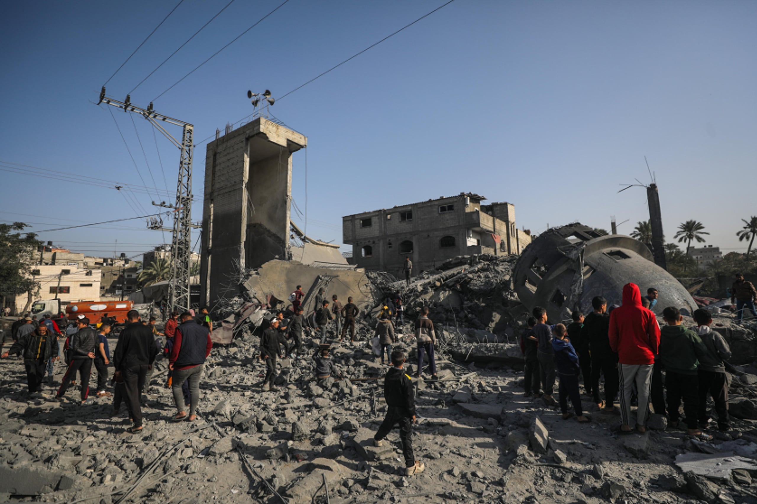 Tres aviones de la Fuerza Aérea arrojaron 66 paquetes que contenían unas 38,000 comidas sobre la Franja de Gaza. (EFE/EPA/MOHAMMED SABER)
