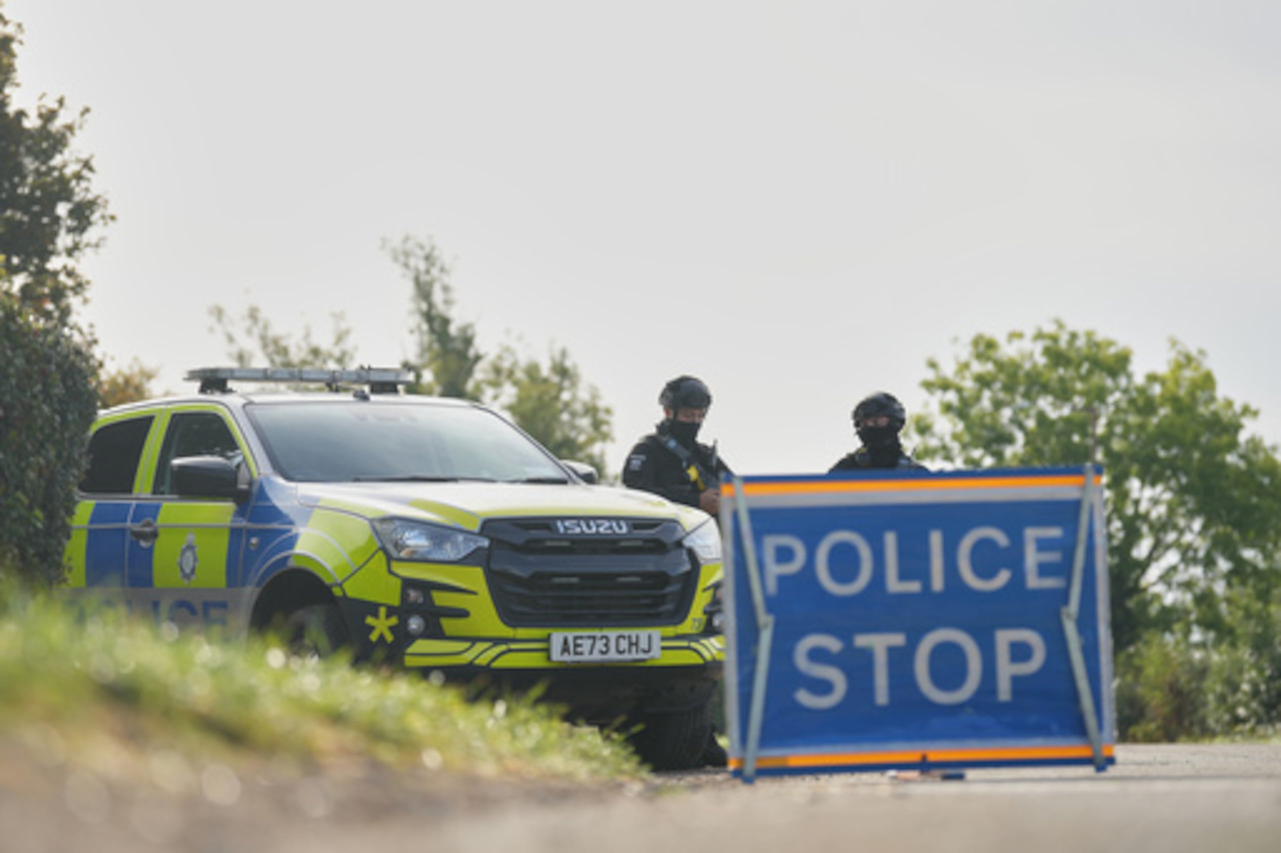 La policía vigila una carretera que conduce a la base aérea de la RAF en Fairford, en Fairford (Inglaterra), el lunes 28 de septiembre de 2026. (AP/Alastair Grant)