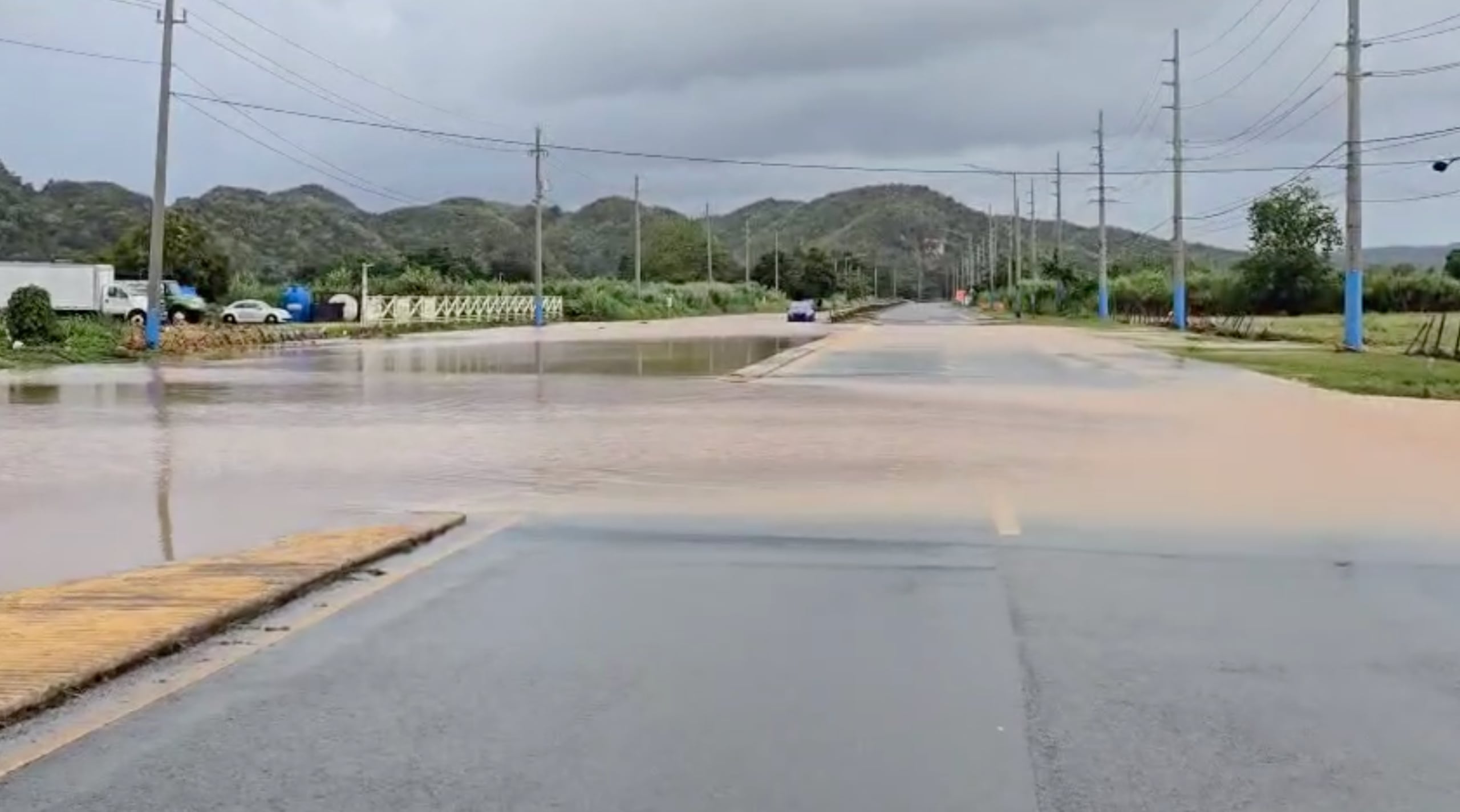 Tramo cerrado en la PR-2 en Manatí.