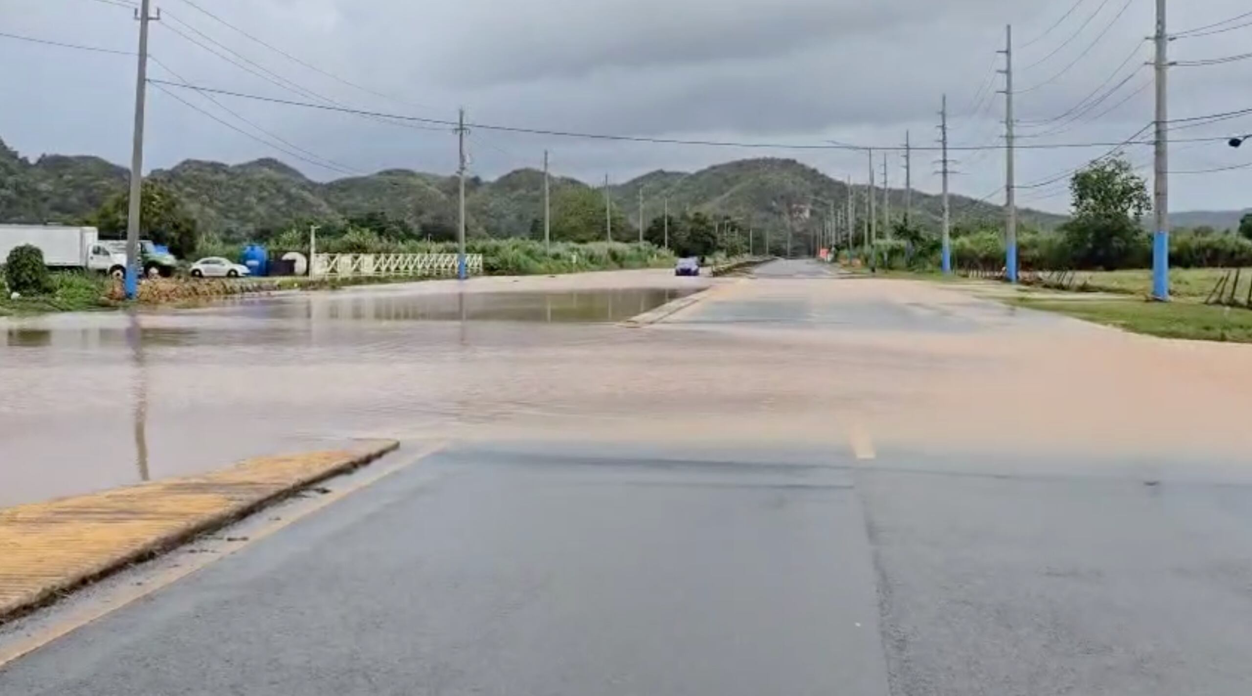 Tramo cerrado en la PR-2 en Manatí.