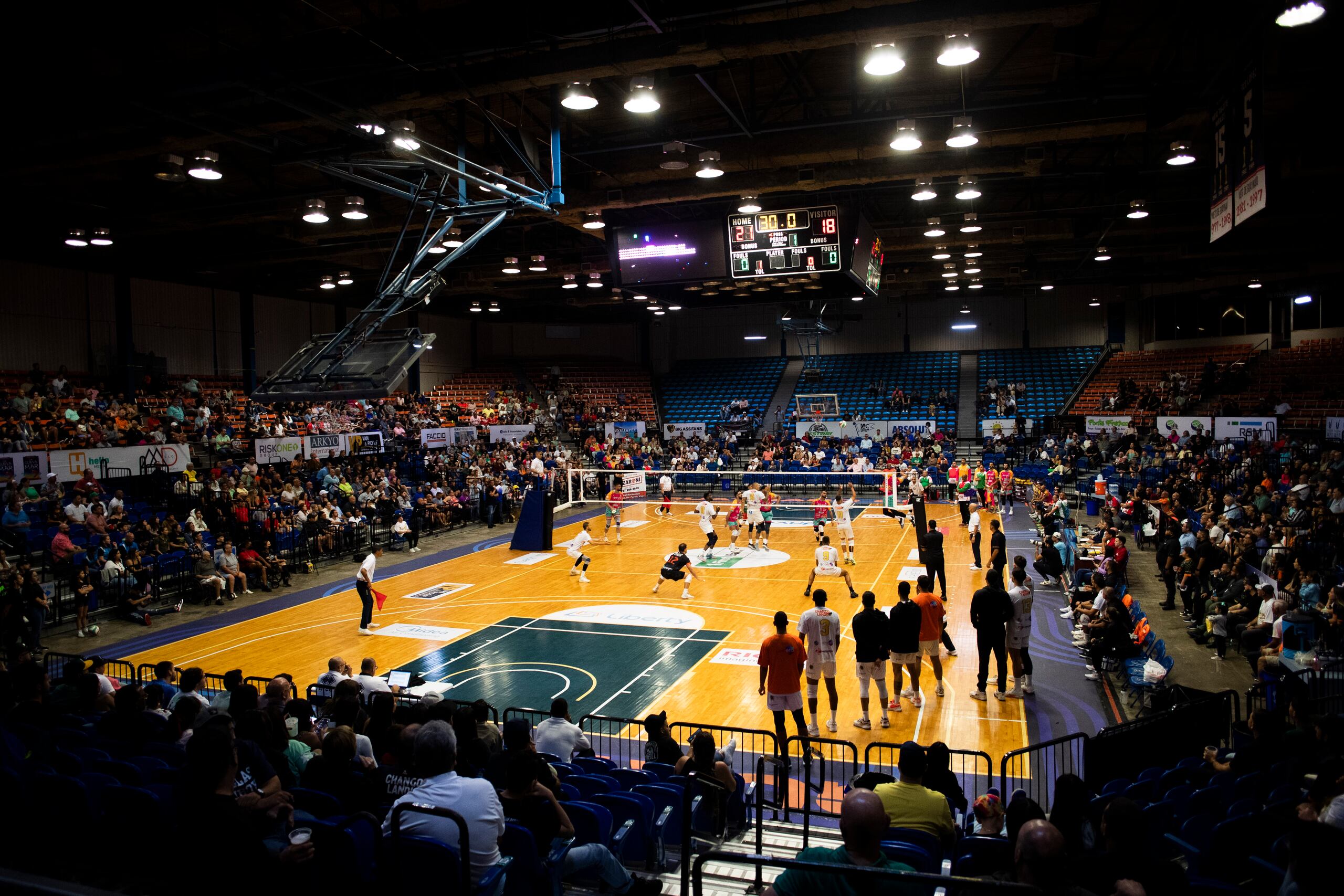 Los Changos de Naranjito jugaron el primer partido de la serie final de la Liga de Voleibol Superior Masculino ante los Caribes de San Sebastián en el Coliseo Mario "Quijote" Morales en Guaynabo.