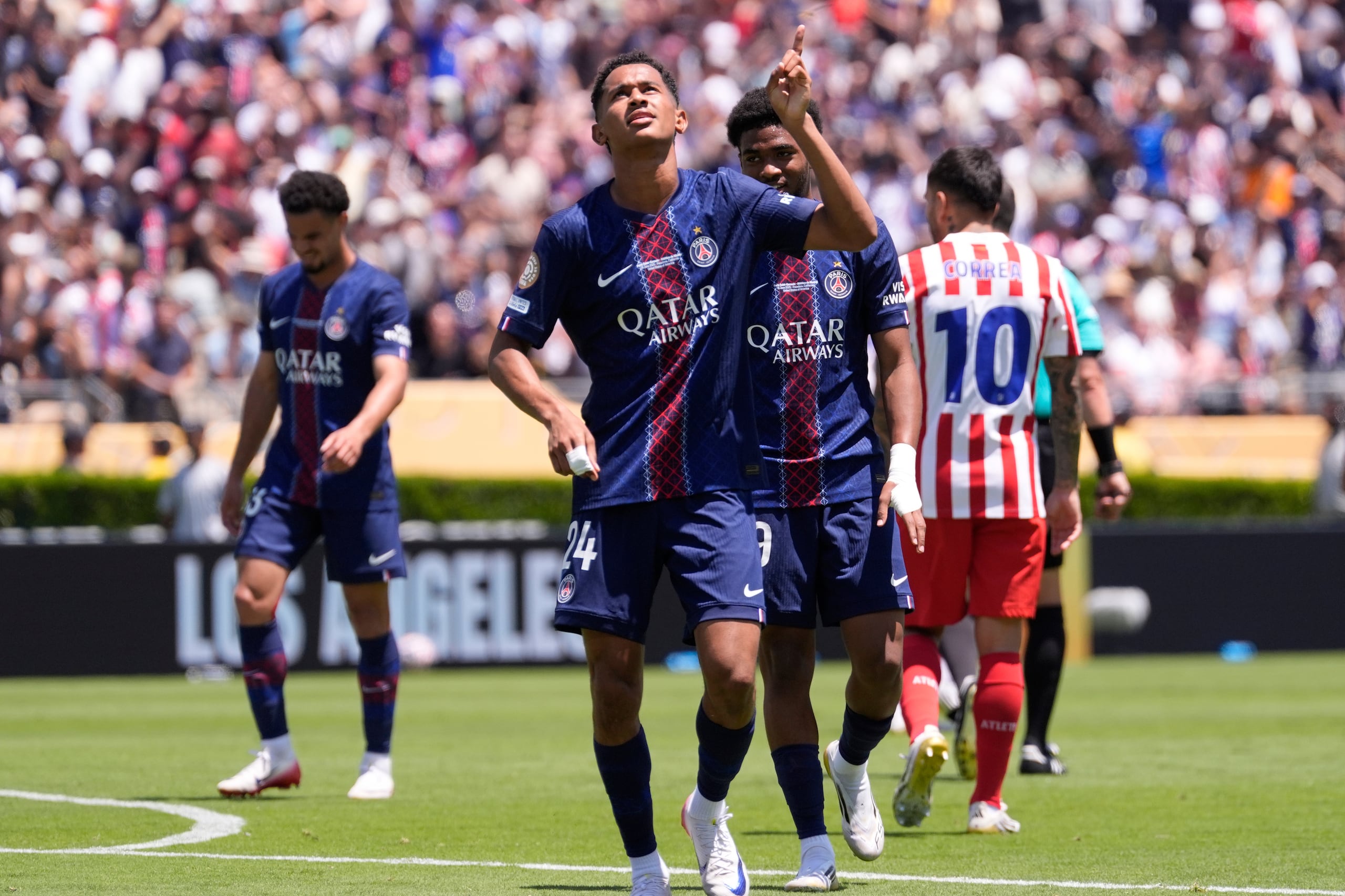 Senny Mayulu del Paris Saint-Germain celebra el tercer gol de su equipo en el encuentro del Grupo B del Mundial de Clubes ante el Atlético de Madrid el domingo 15 de junio del 2025. (AP Foto/Mark J. Terrill)