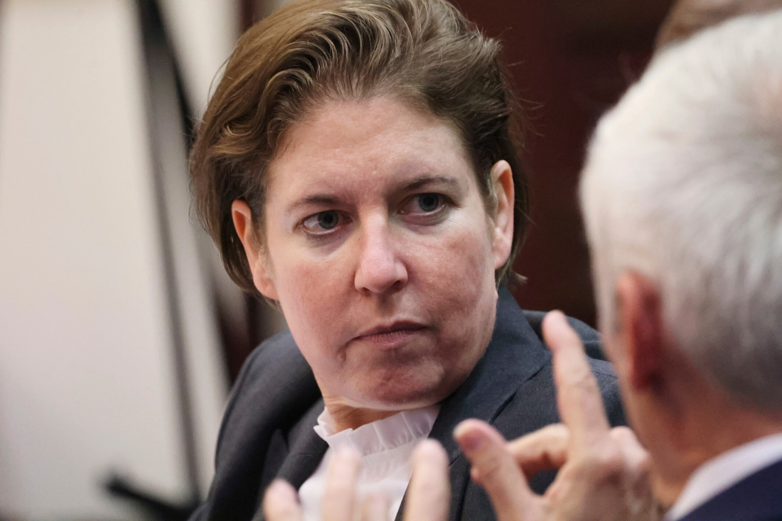 Sarah Boone, acusada de colocar a su novio dentro de una maleta y dejarlo morir asfixiado como parte de una historia de abuso doméstico y de sustancias, habla con su abogado defensor James Owens antes de los argumentos finales de su juicio, el viernes 25 de octubre de 2024, en la Corte del Condado de Orange, en Orlando, Florida. (Ricardo Ramirez Buxeda/Orlando Sentinel vía AP, Pool, Archivo)