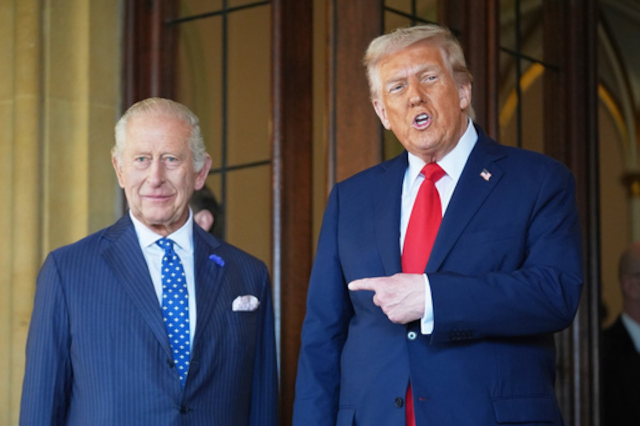 ARCHIVO - El presidente Donald Trump gesticula junto al rey Carlos III de Gran Bretaña antes de abandonar el castillo de Windsor, Windsor, Inglaterra, 18 de septiembre de 2025. (AP Photo/Evan Vucci, archivo)