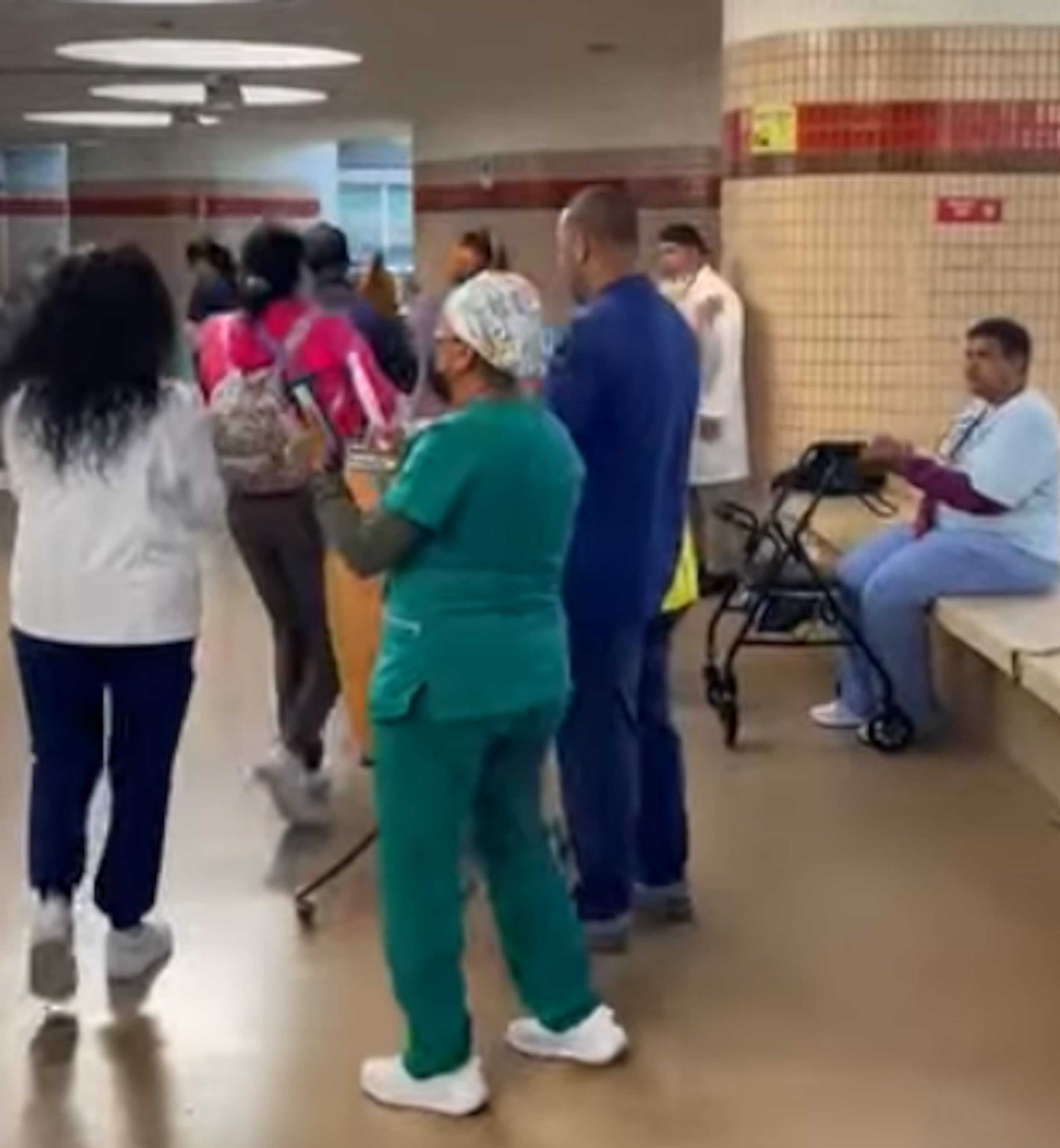 Los empleados reclaman su pago de salario.