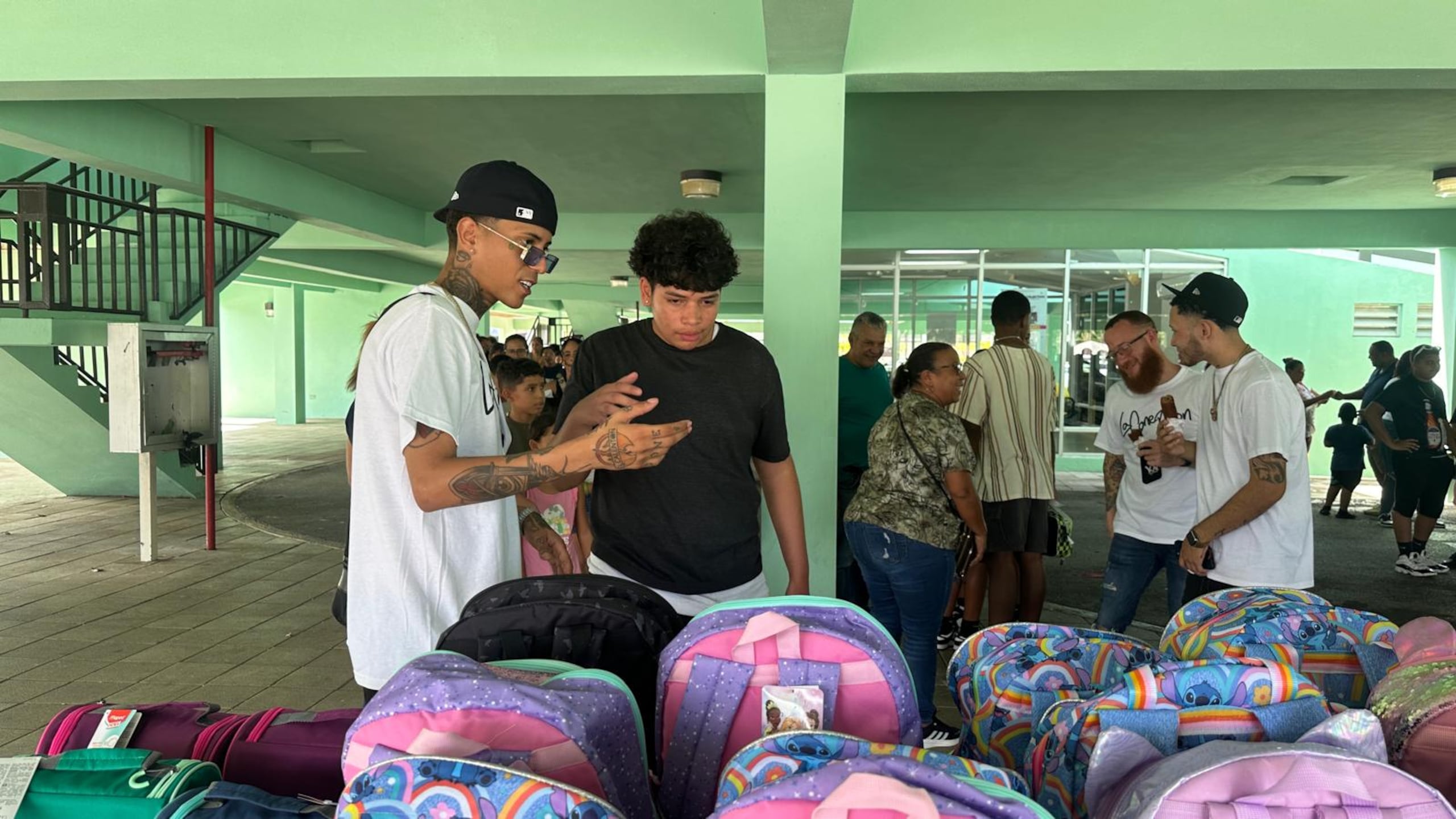 Conep regaló artículos escolares y recortes a más de 200 niños y jóvenes de su natal Patillas.