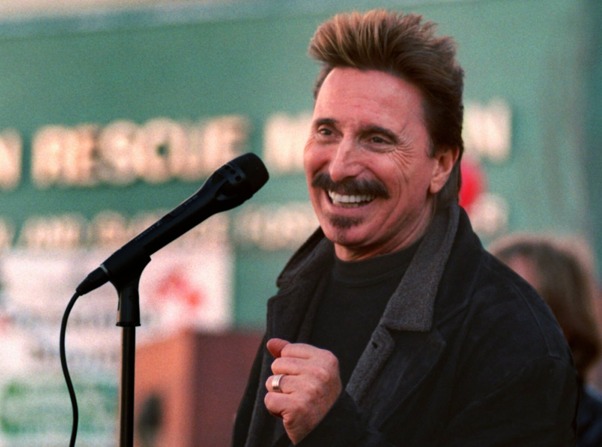 Chuck Negron, exvocalista principal de Three Dog Night, canta frente al público durante una fiesta de Nochebuena, el 24 de diciembre de 1997, en la Union Rescue Mission de Los Ángeles.