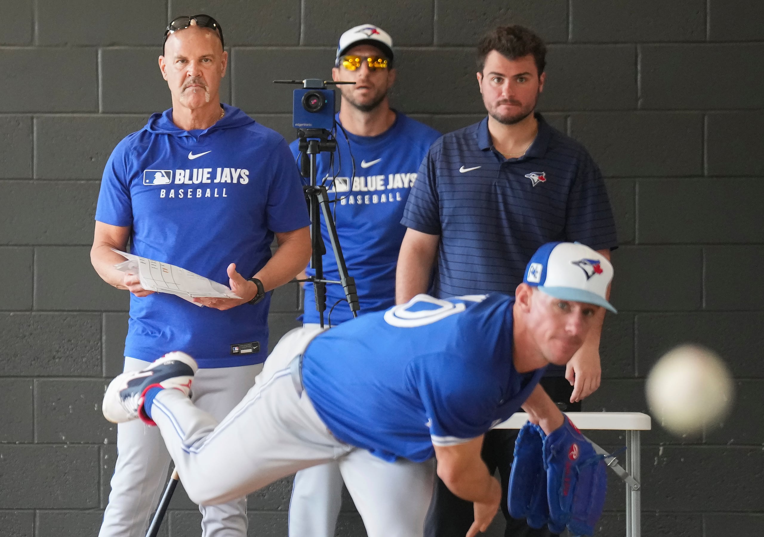 Chris Bassitt, de los Blue Jays de Toronto, realiza un lanzamiento en el entrenamiento de pretemporada en Dunedin, Florida, el domingo 16 de febrero de 2025.