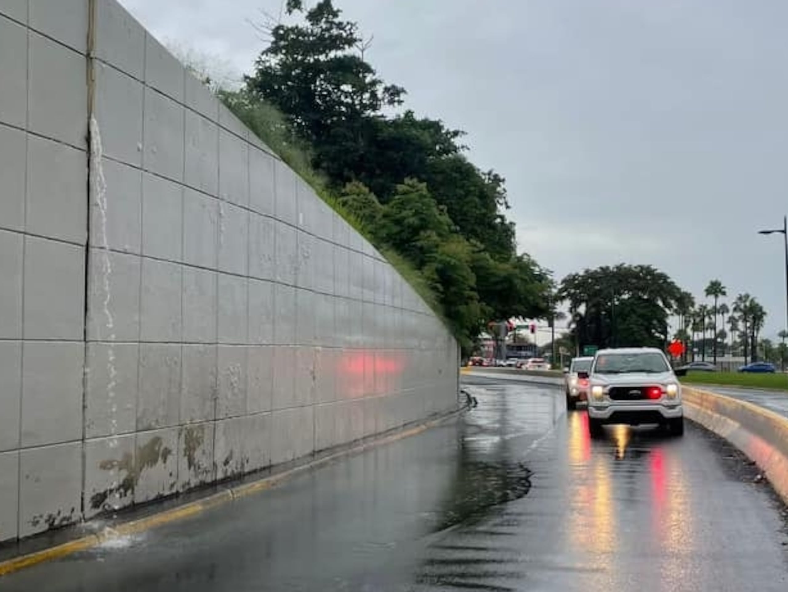 El alcalde alertó sobre la situación del muro, del que sale agua a través de sus losas, situación que se ha agravado por las lluvias.
