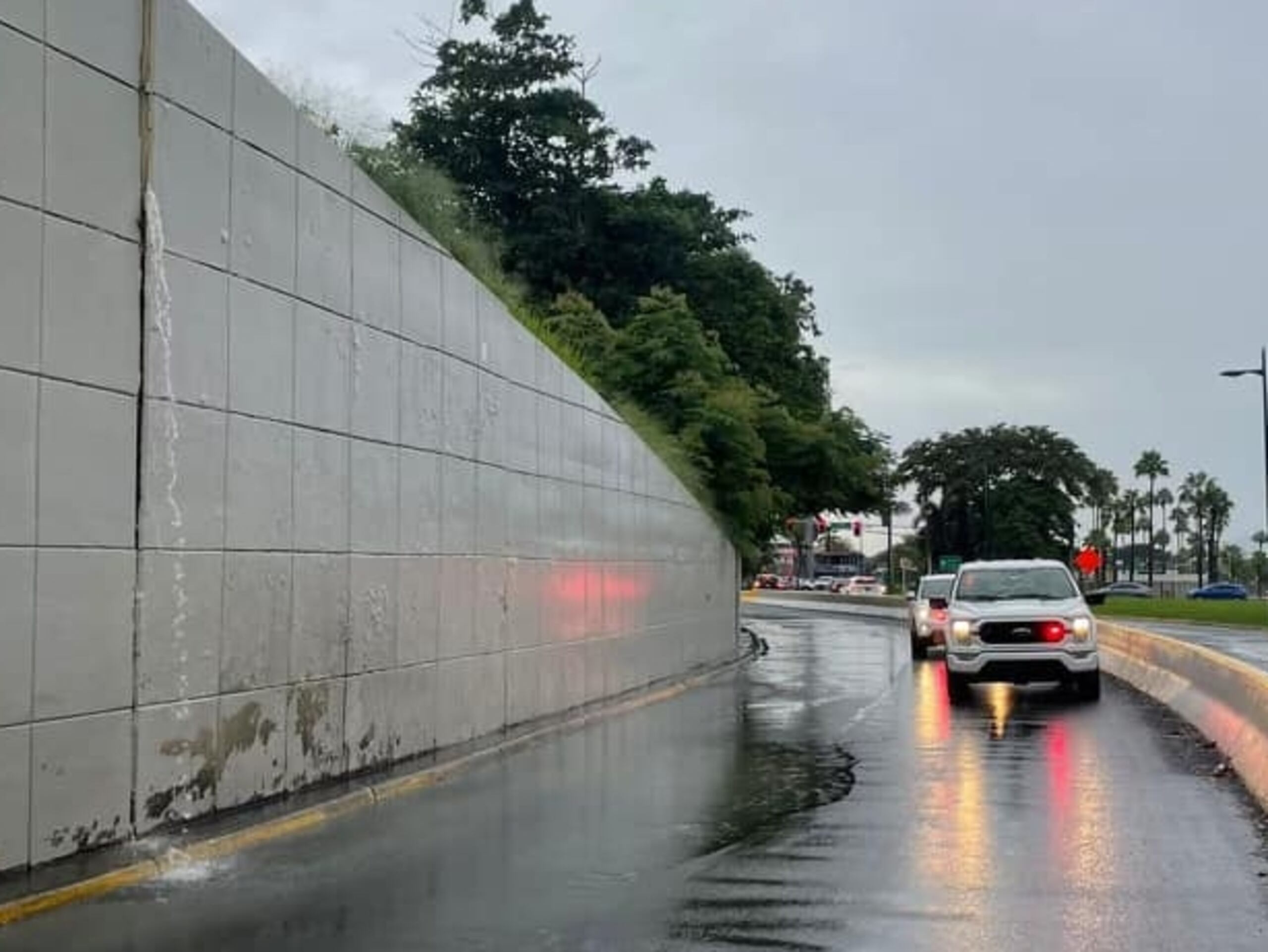 Tras una denuncia del alcalde de Carolina, José Aponte Dalmau, la Autoridad de Carreteras y Transportación (ACT) y el Departamento de Transportación y Obras Públicas (DTOP) informaron este lunes que la rampa que da acceso a la avenida Fragoso en Carolina, desde el expreso Baldorioty de Castro (PR-26), fue cerrada de manera temporera, como medida de seguridad ante un aparente desplazamiento en un muro de contención.