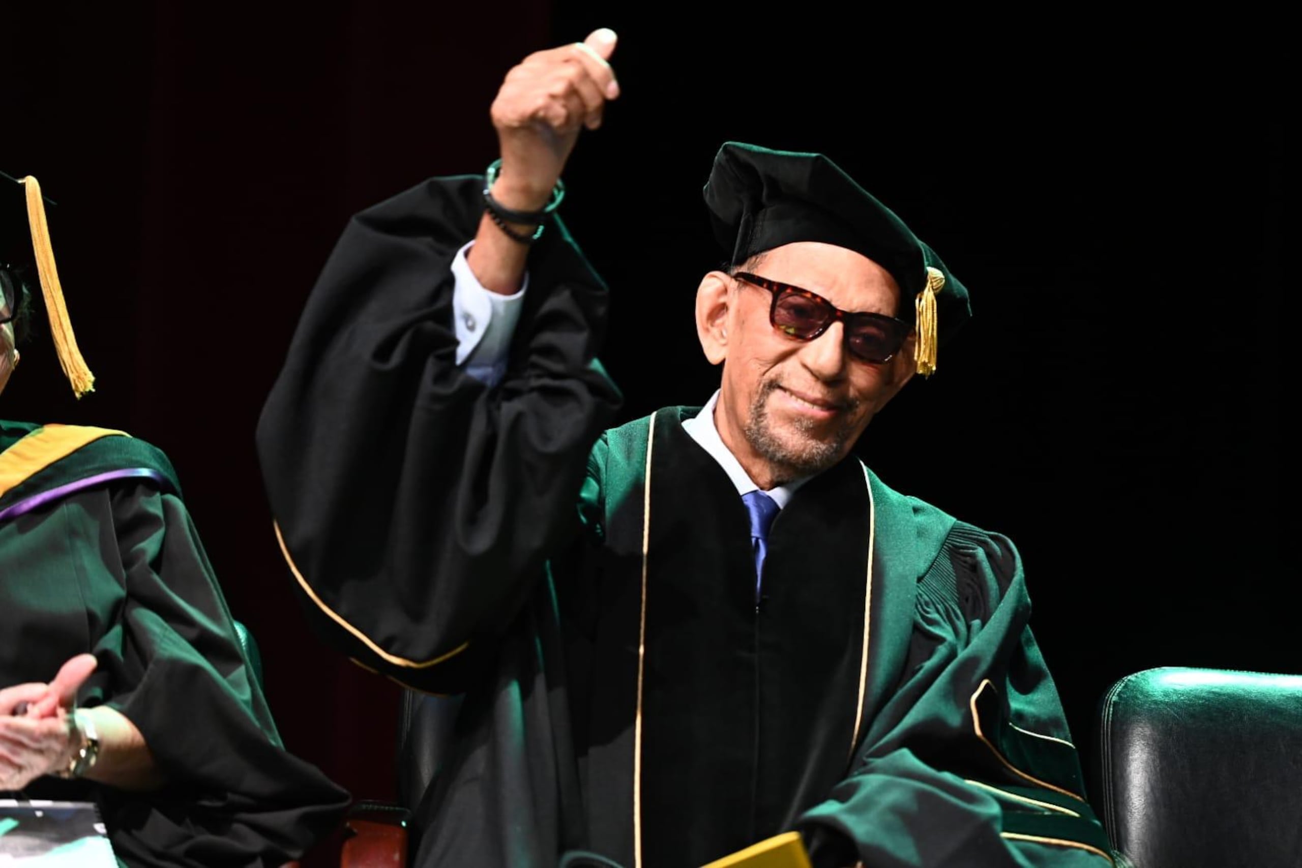 "Mr. Afinque" agradeció el grado otorgado por el recinto Metro de la Universidad Interamericana de Puerto Rico.